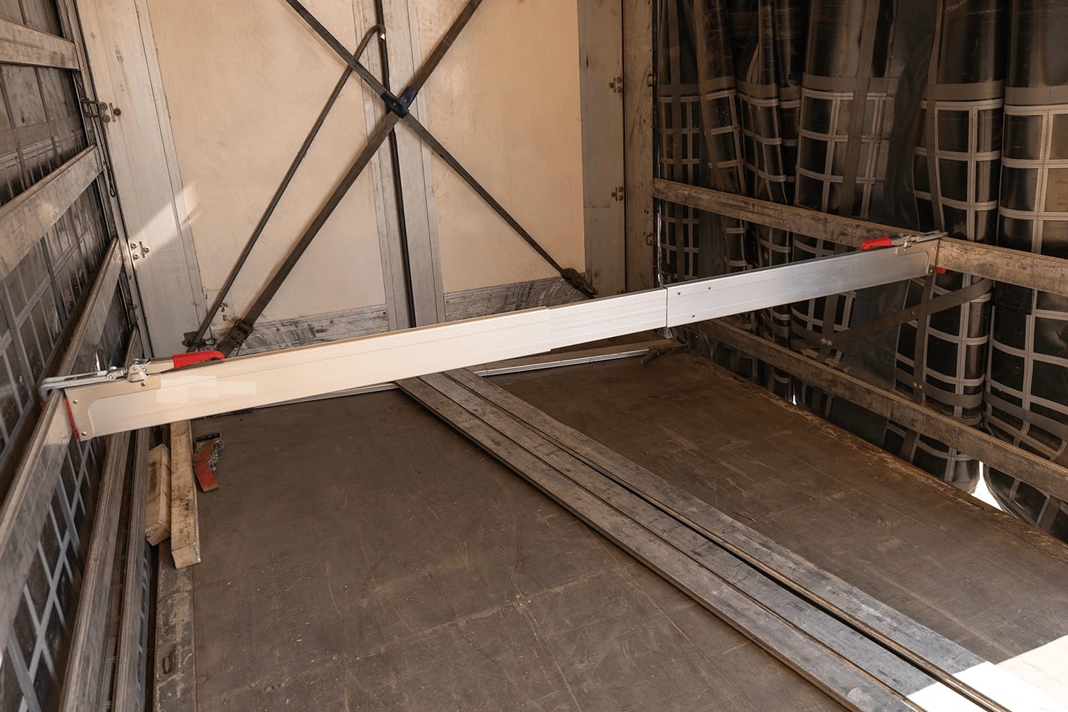 UNITRAILER Trave laterale per fissaggio carico 2400-2700 mm barra fermacarico estensibile in acciaio zincato per furgoni e camion con sistema di bloccaggio telescopico