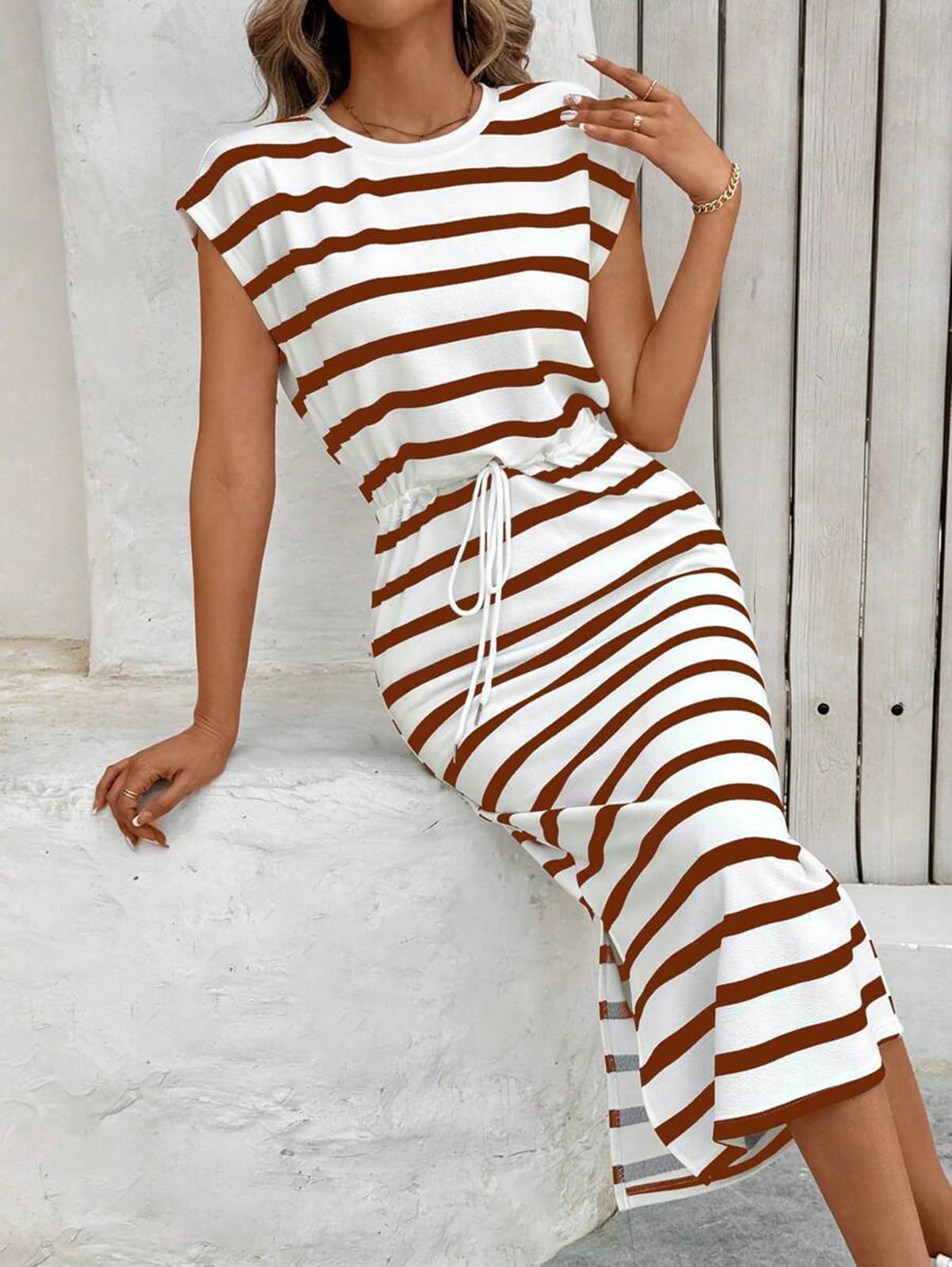 Abito Midi a Righe da Donna con Spacco e Coulisse in Vita | Abito a T-shirt con scollo rotondo, maniche ad aletta e coulisse regolabile; abito estivo con spacco laterale