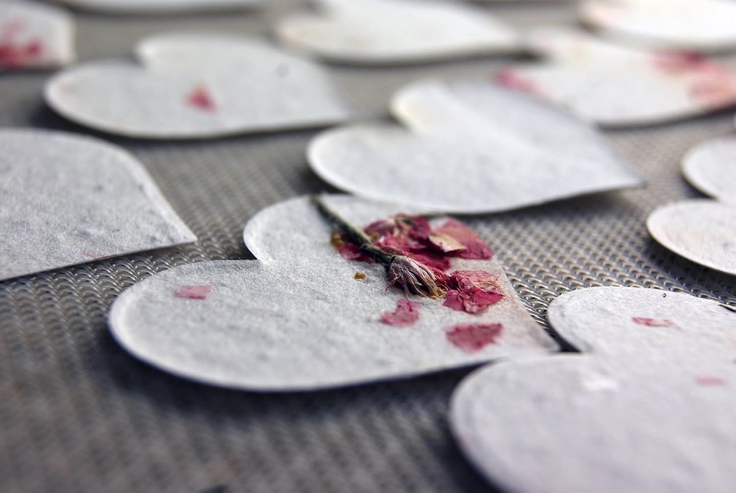Of The Earth Handmade Paper - Small Heart Shape Seed Embedded Cotton Tags - 1.75" X 1.5" - Set of 100 (24s Pink Petal)