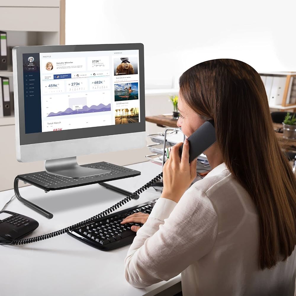 Supporto Per Monitor In Acciaio 37x23 Cm – Altezza Regolabile 3 Livelli (9,8-13,8 Cm), Carico 20 Kg, Con Ventilazione