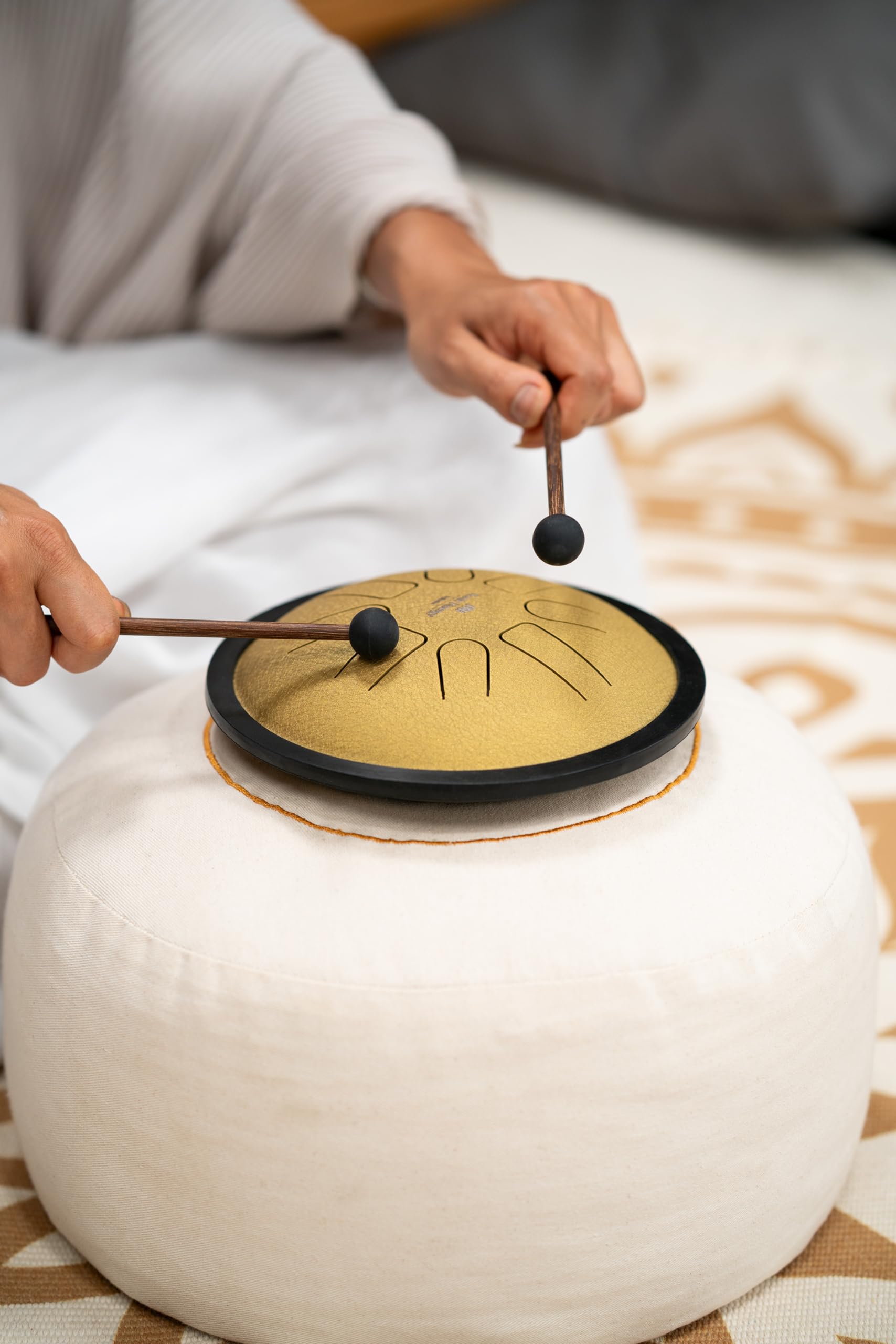 Sonic Energy Steel Tongue Drum – Small Tank Drum da 7 Pollici in C Minore – Strumento in Acciaio Inossidabile per Meditazione, Yoga, Bambini - Include Mallet e Borsa (SSTD3G)