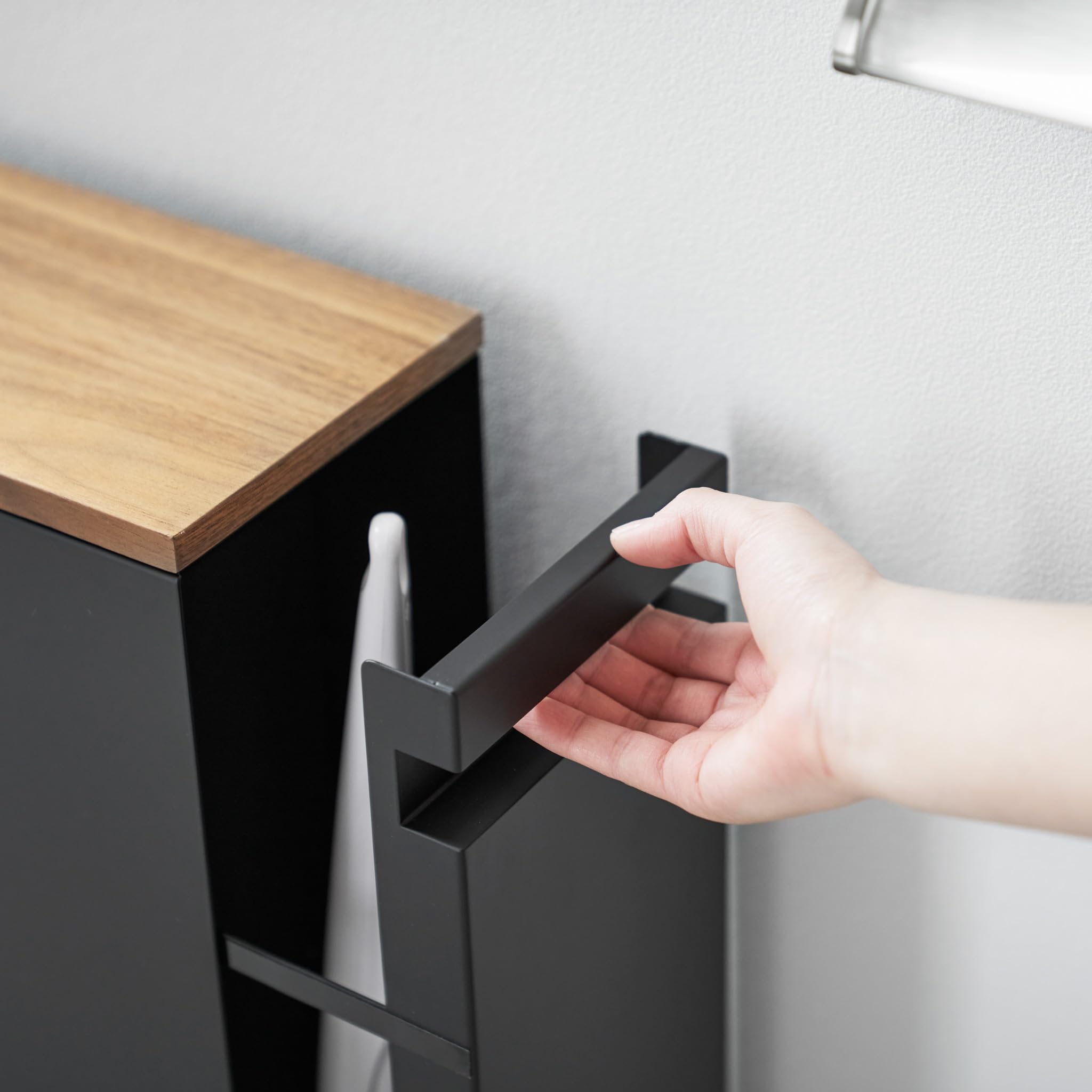 YAMAZAKI Tower Auszieh-Regal mit Holzablage aus Stahl - schmal, Organizer für Bad, WC, Küche, modern - 56 x 14 x 55 cm, Japanisches Design, schwarz