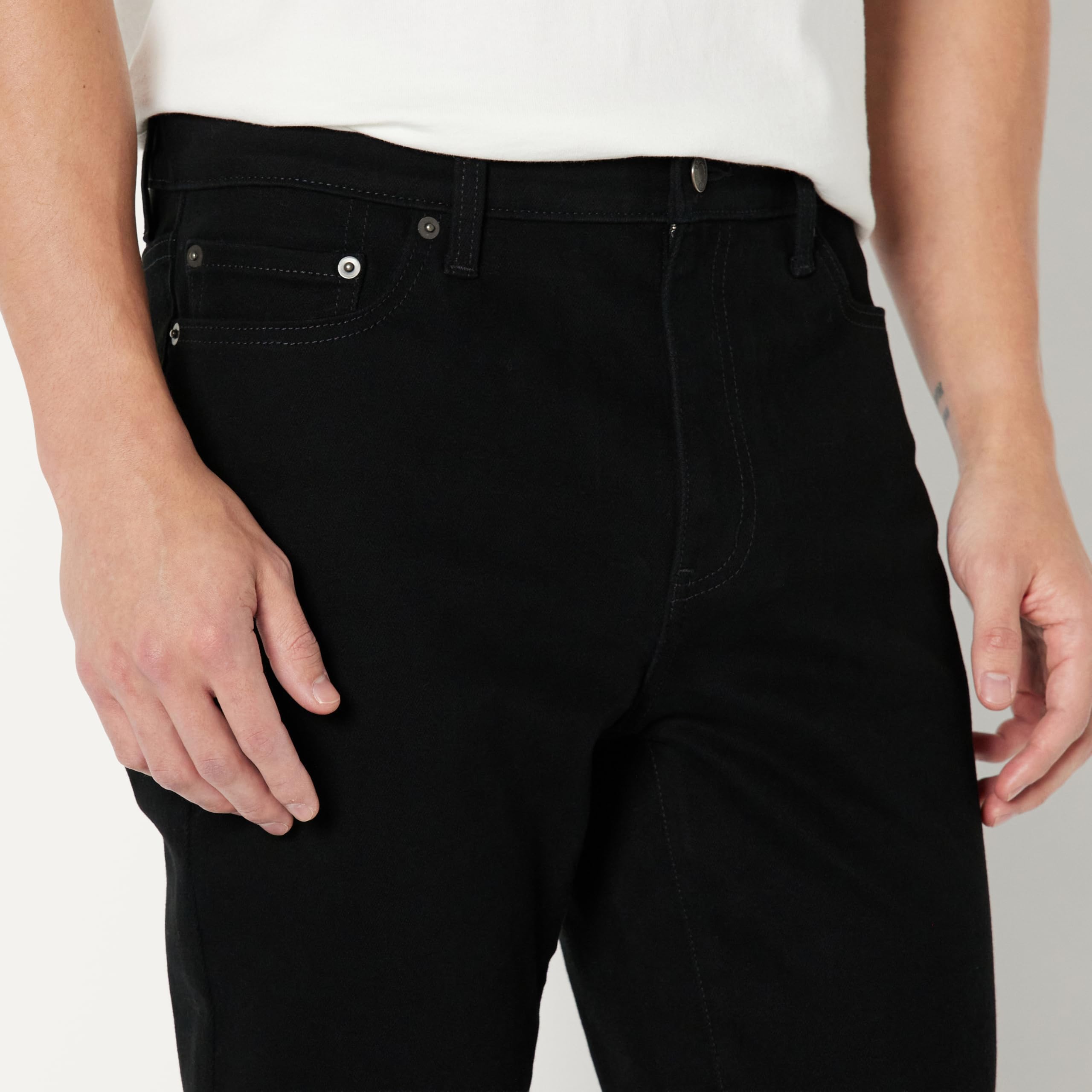 Amazon Essentials Jean Bootcut à Faible Élasticité, Coupe Ajustée Homme