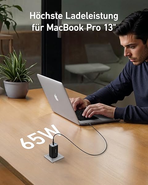 Nahaufnahme des Anker Nano 65W USB-C-Ladegeräts, das seine kompakte Größe im Vergleich zu einer Handfläche zeigt.