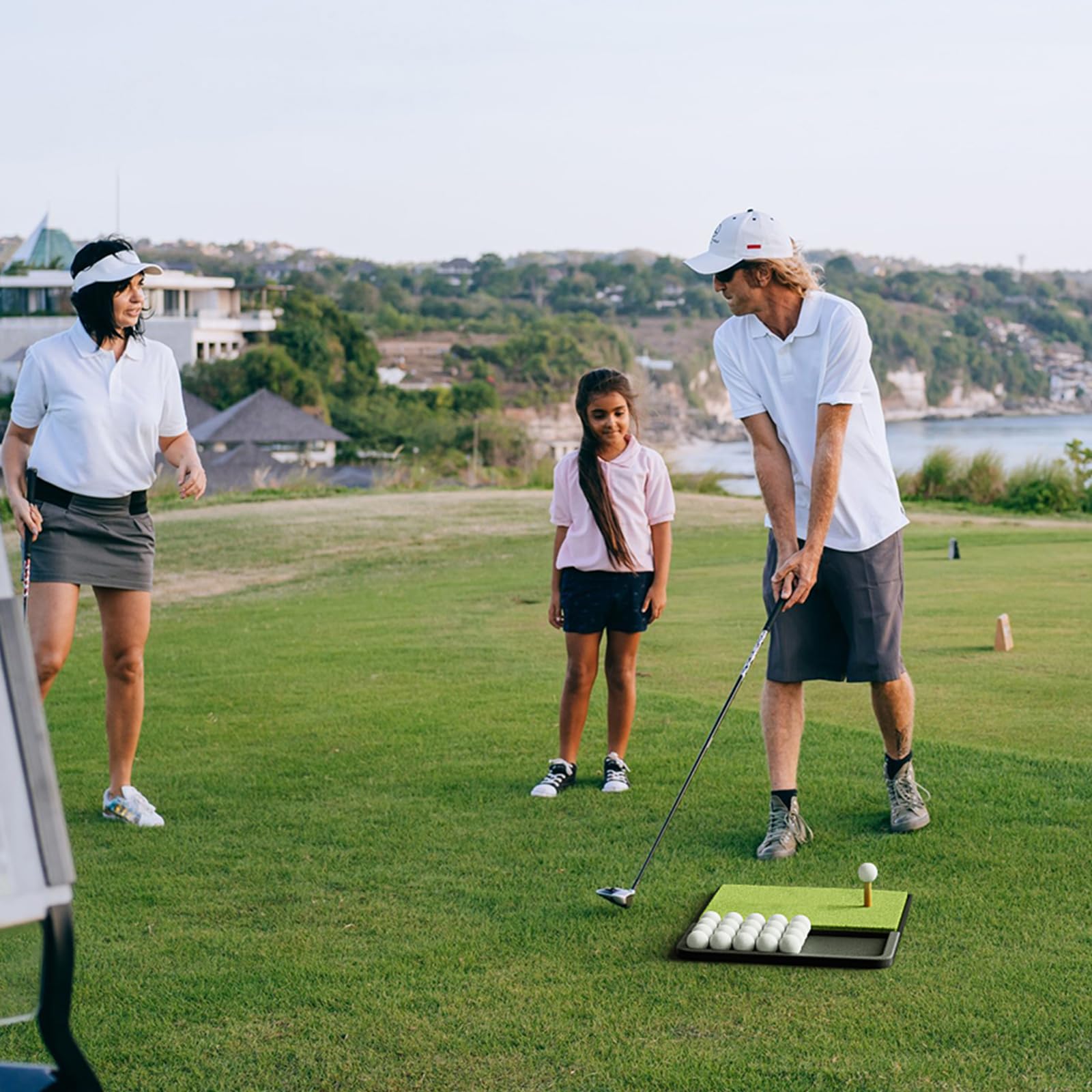 Golfschlagmatte mit integrierter Ballablage, faltbare Golf-Übungsmatte mit Gummiunterseite, hält 32 Golfbälle, Fairway-Rasen