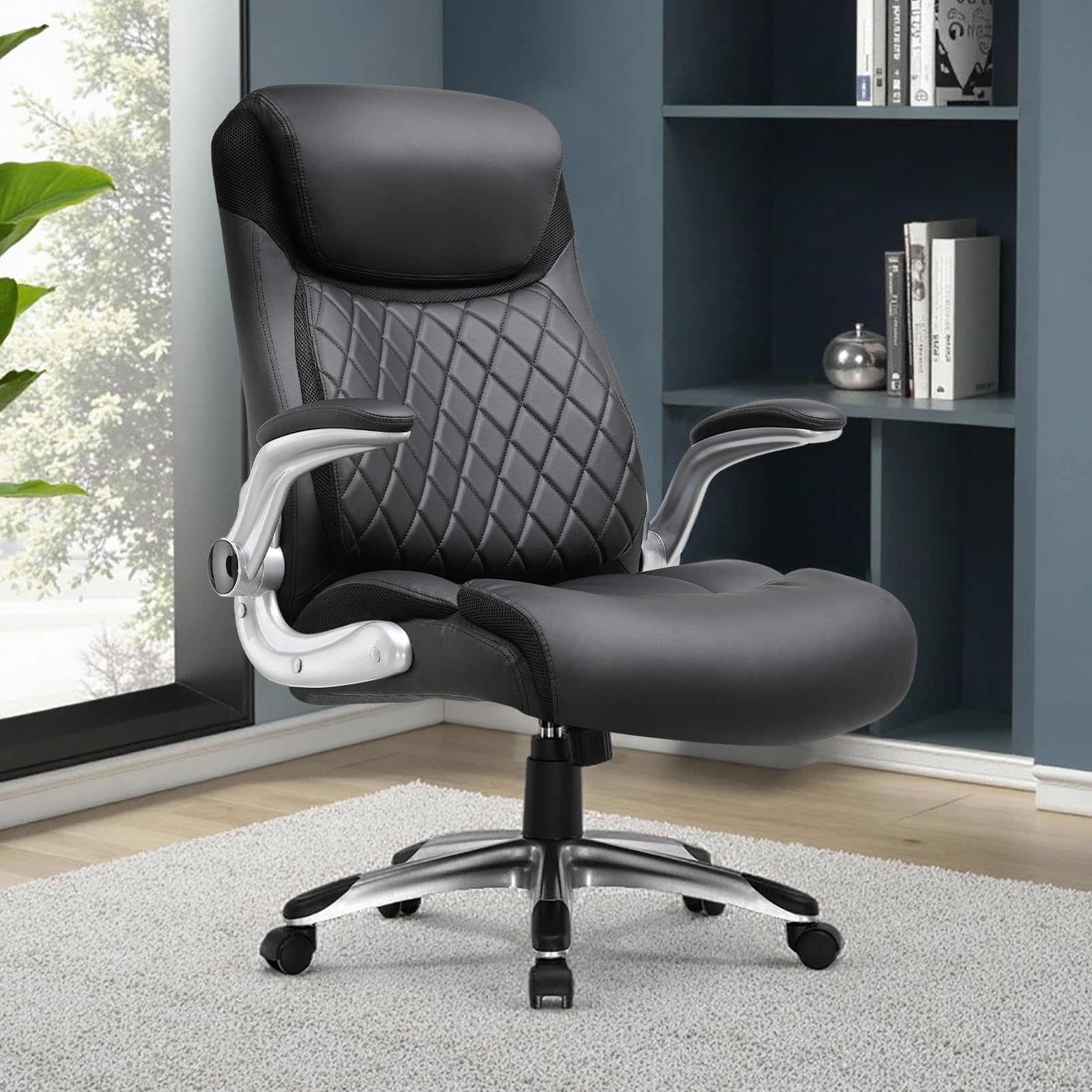 COMHOMA Bürostuhl Ergonomisch, Schreibtischstuhl mit klappbaren Armlehnenmit und Hoher Rückenlehne, Wippfunktion, Chefsessel Höhenverstellbarer，Kratzfeste Leder (Schwarz)
