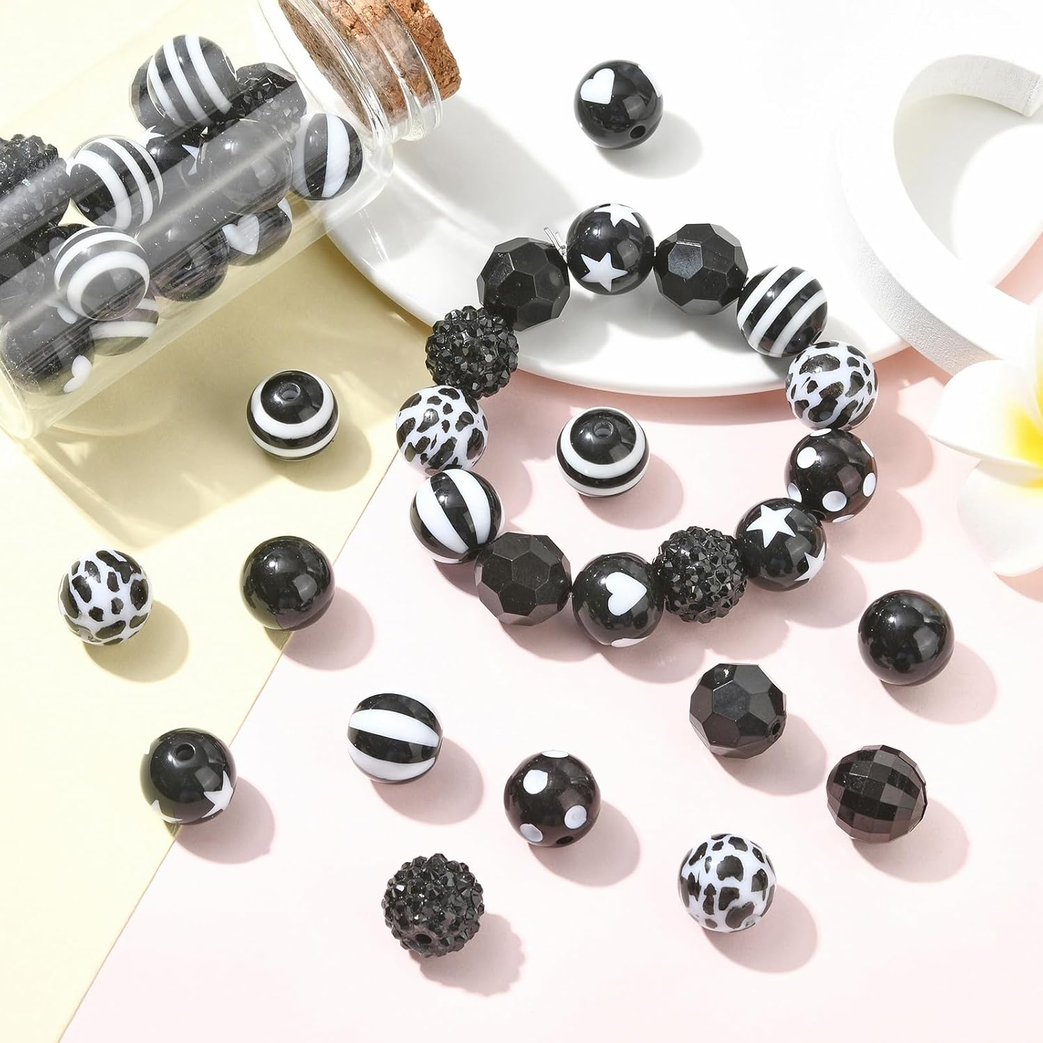 UR URLIFEHALL 100 pcs Random 16mm Acrylic Round Beads Black and White Bubblegum Beads for Jewelry Making Bracelets Earring Necklace DIY Craft Projects