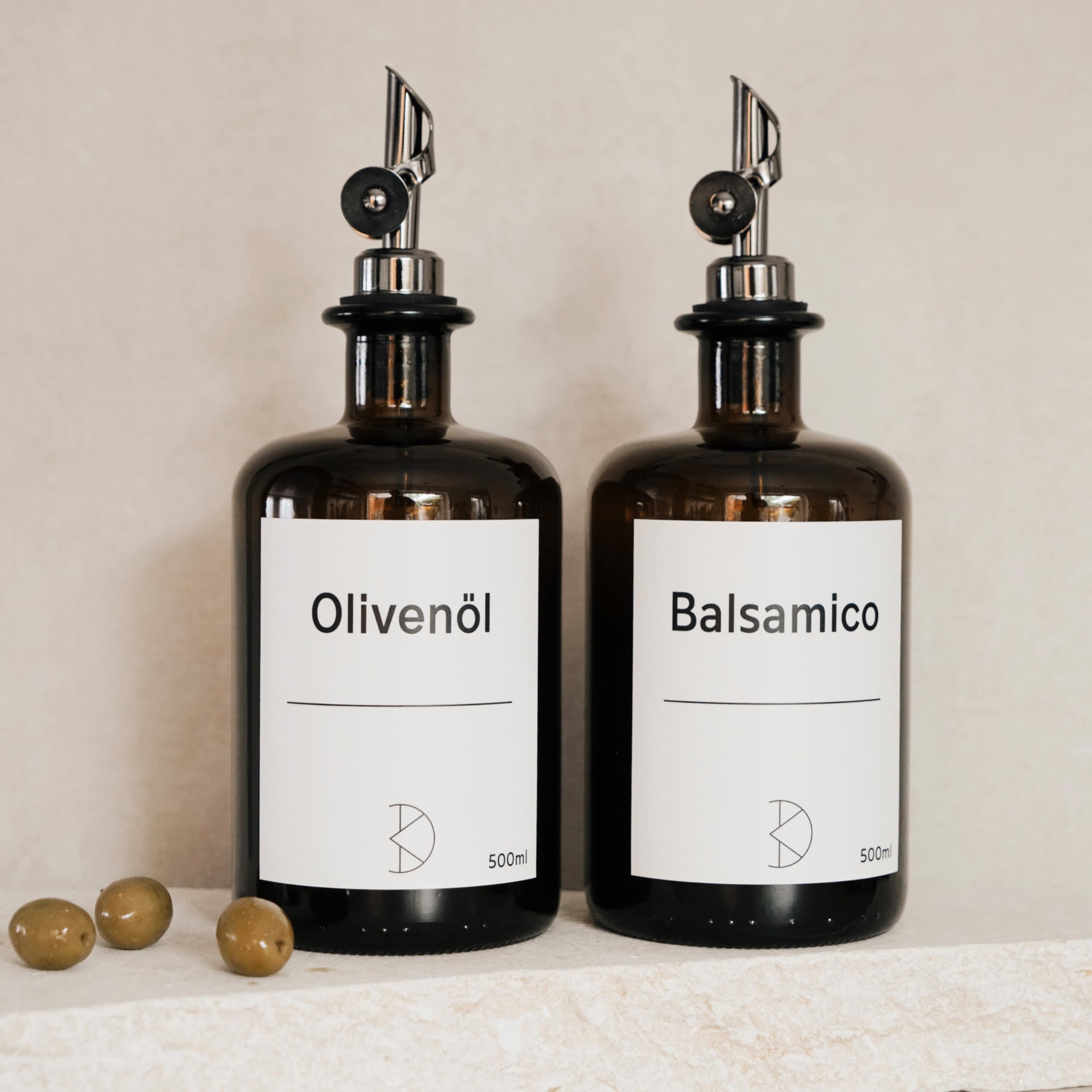 3 bottiglie di olio da riempire – Dispenser di olio moderno in vetro marrone con beccuccio in acciaio inox – Dispenser per olio, aceto e balsamico – vari adesivi – 500 ml – con adesivi