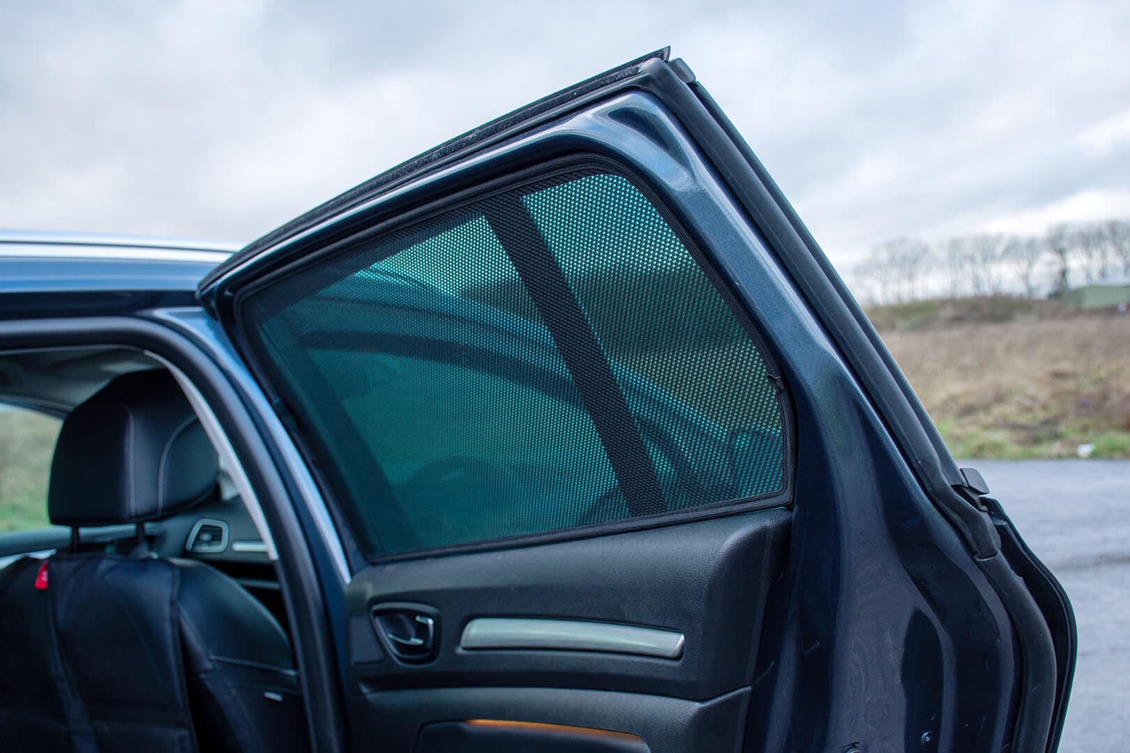 Carshades Zestaw osłon samochodowych (tylne drzwi boczne) kompatybilne z Renault Megane IV Grandtour 2016- (2-częściowe), czarne