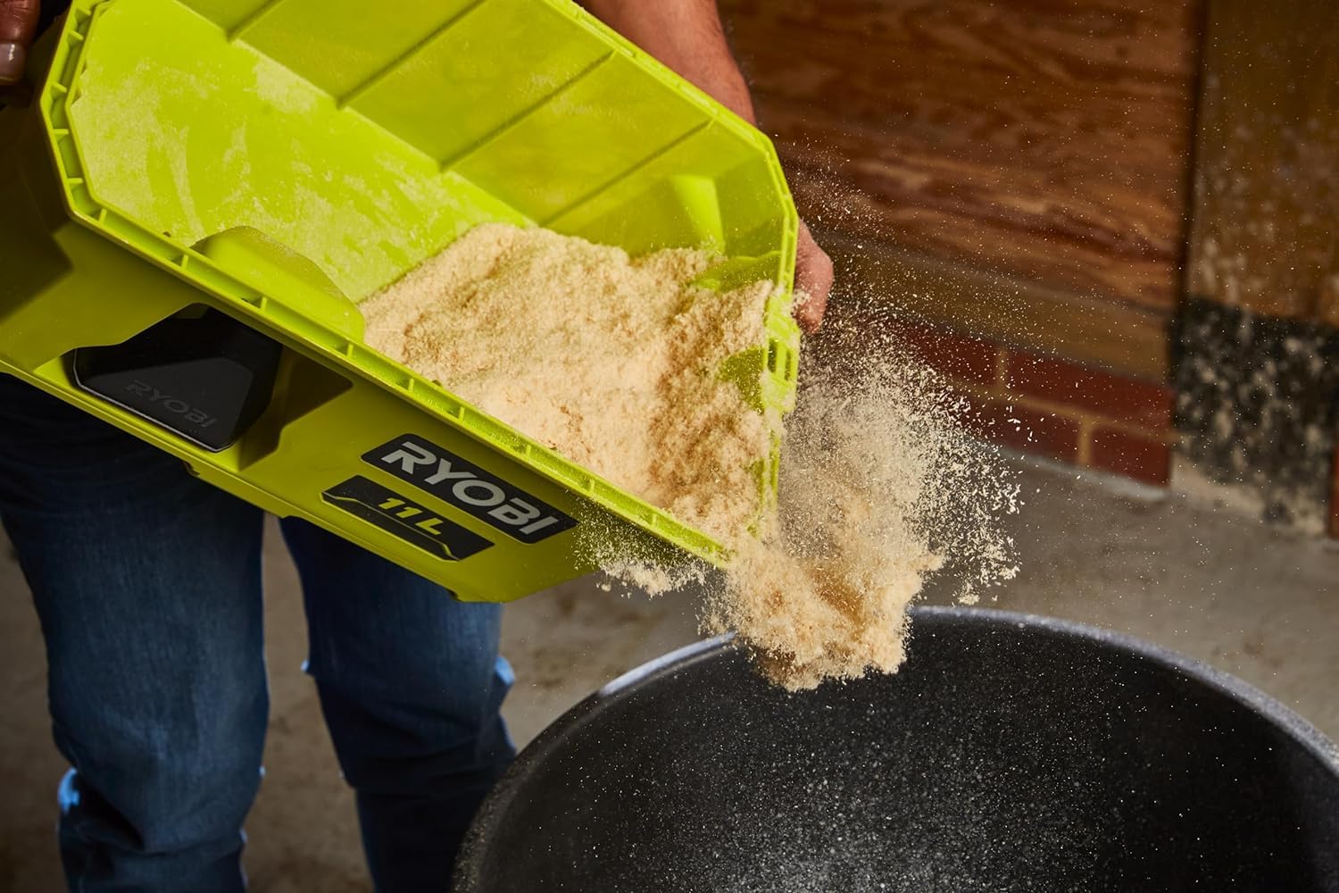 RYOBI RV1811, Aspiratore Portatile a Batteria 18V ONE+, Soffiatore a Valigetta con Capacità di 11 Litri, 1500 l/min di Flusso d'Aria, Leggero e Compatto, Batteria non Inclusa