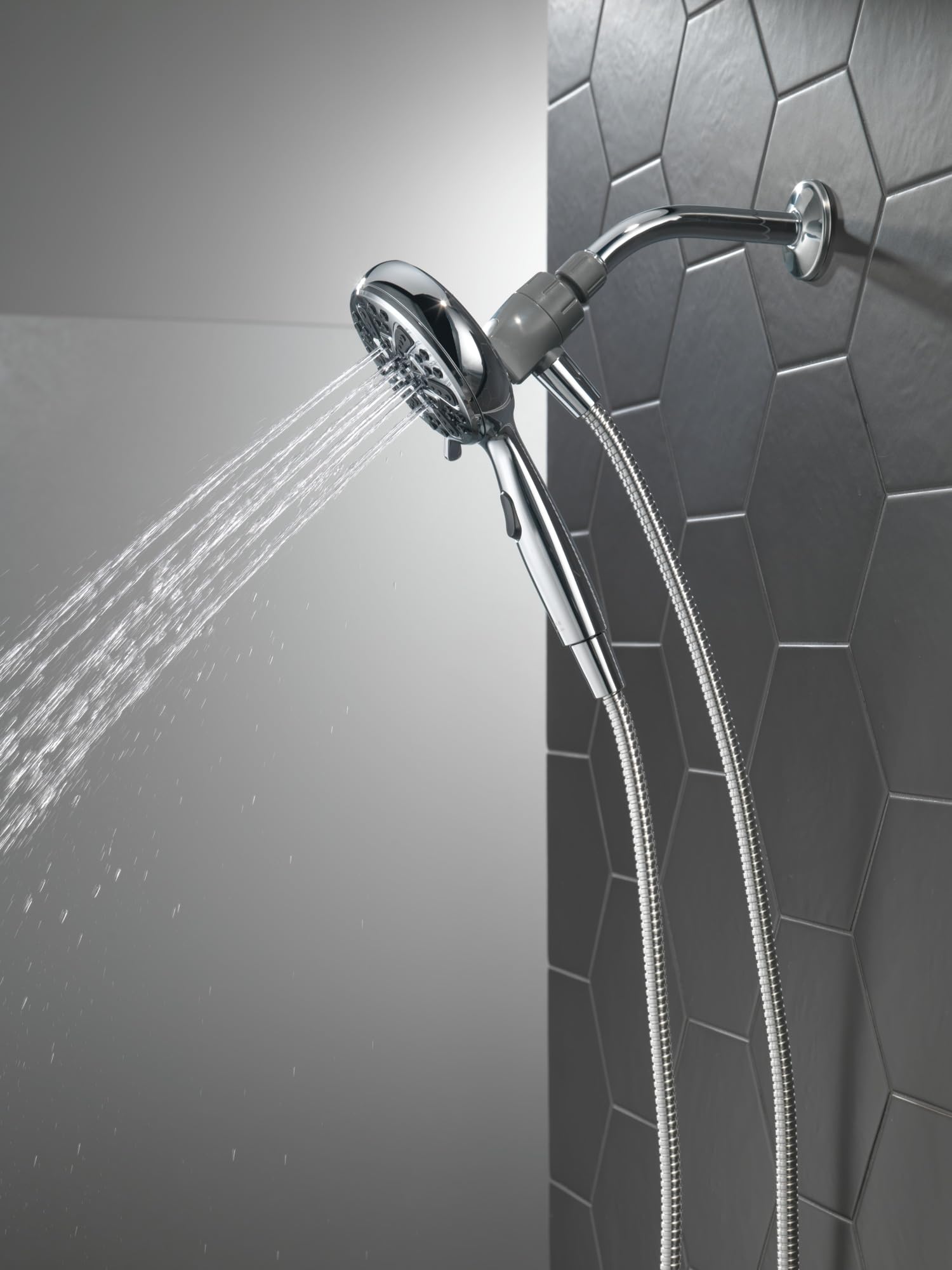 Delta Faucet 6 sprey SureDock manyetik duş başlığı, el duşlu, hortumlu krom duş başlığı, duş başlıkları ve el duşları, el duşu, MagnaTite Docking, krom 75609