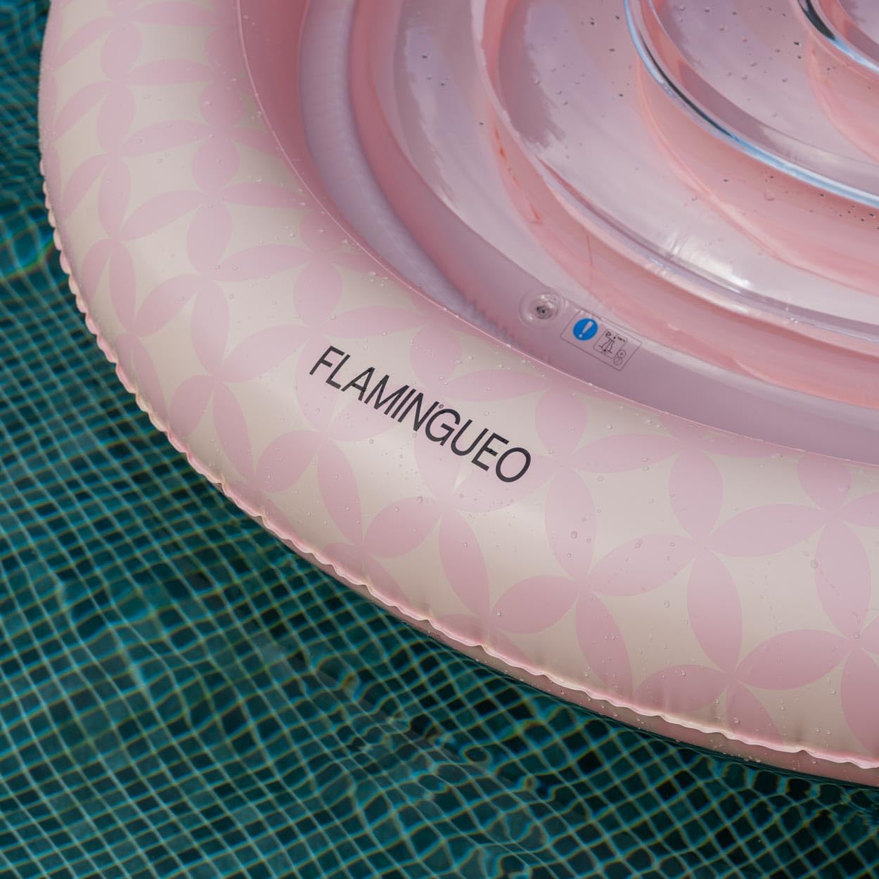 FLAMINGUEO - Colchoneta Piscina - Tanning Pool Tumbona Hinchable con Aspersor - Posavasos Incluido - PVC Resistente - Tamaño Individual - Almohada Desmontable