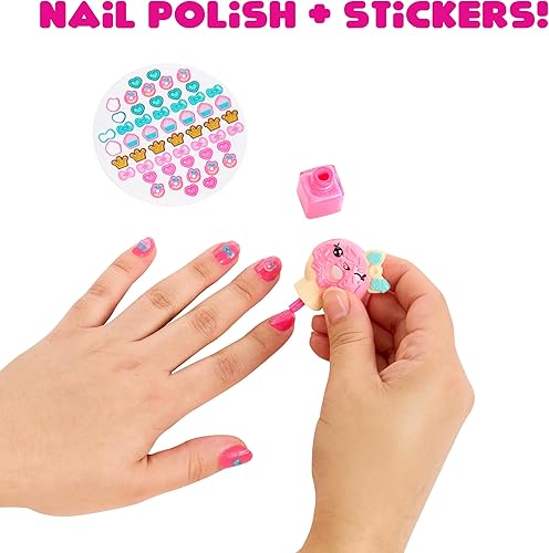 Miniatura 7 de Yummiland Set de juego de bolsa de belleza + muñeca de brillo de labios, bolsa de cupcakes incluye pastel de cumpleaños exclusivo de Callie, esmalte