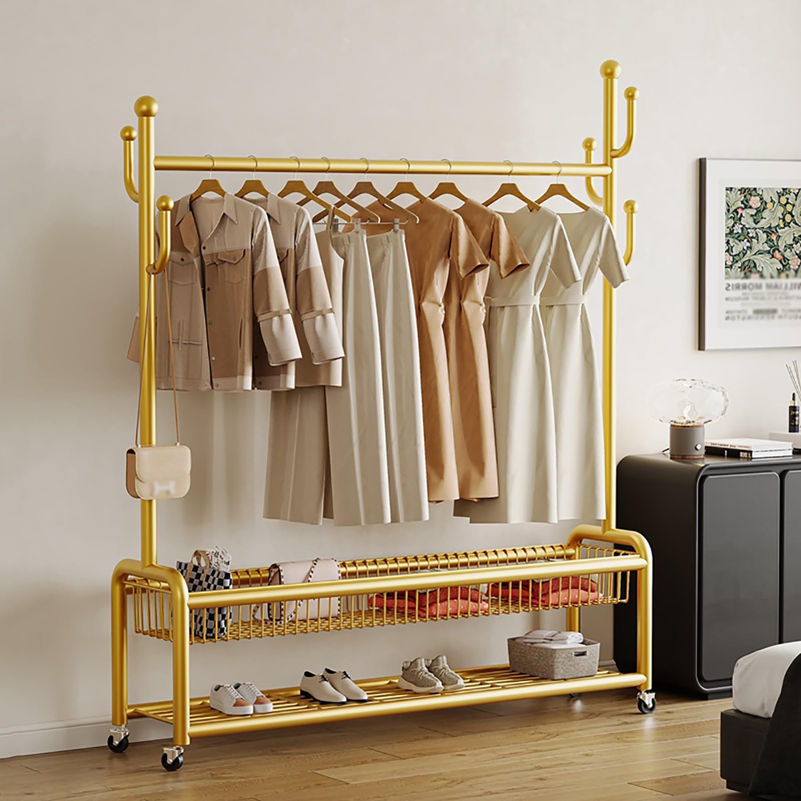 Portant à vêtements doré robuste chic avec étagères de rangement élégantes pour chambre