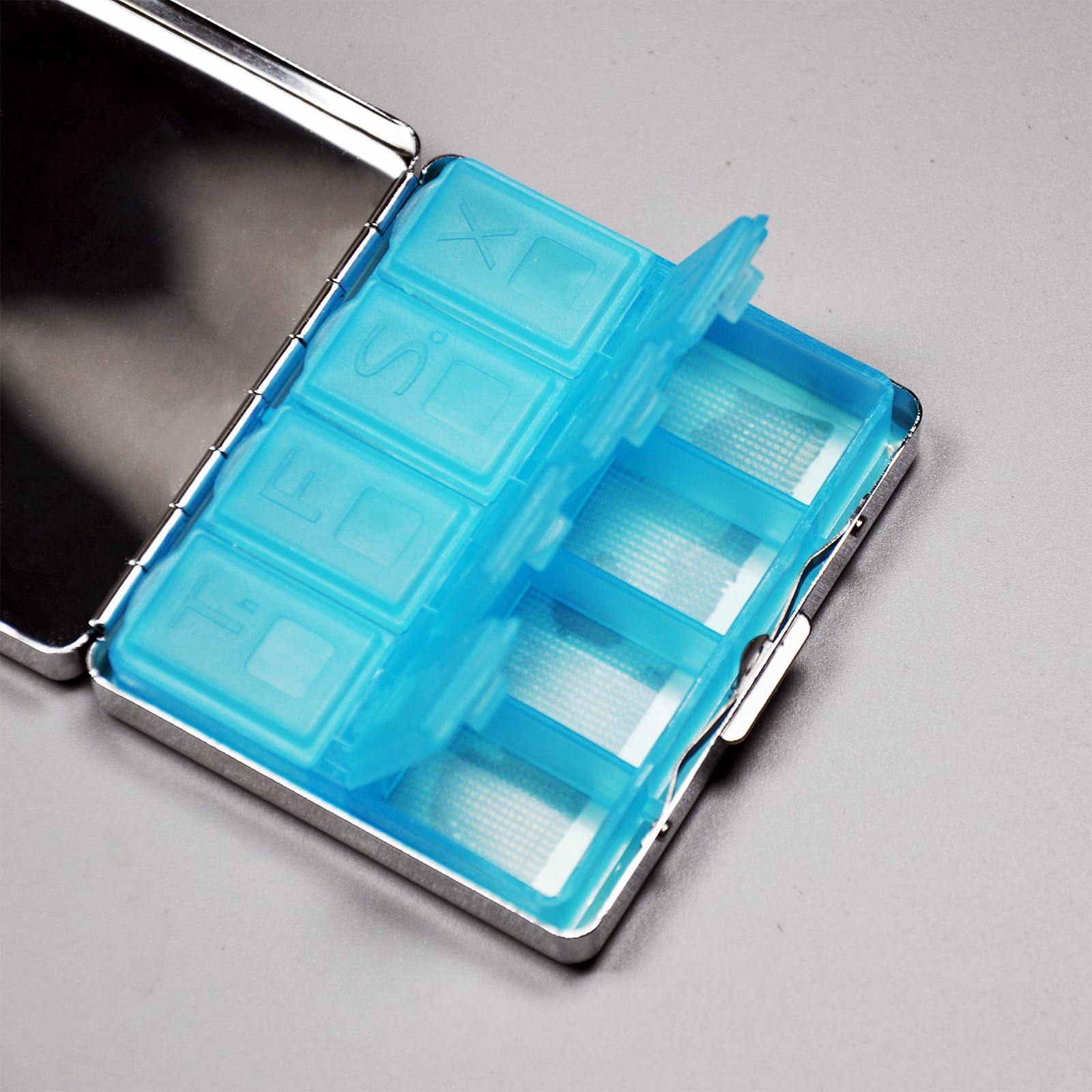 Pilulier en métal à 8 compartiments – Trousse à médicaments portable 7,6 x 6,6 cm | Séparateurs de qualité alimentaire | Couvercle à bouton-pression sécurisé | Voyage et cadeau pour les