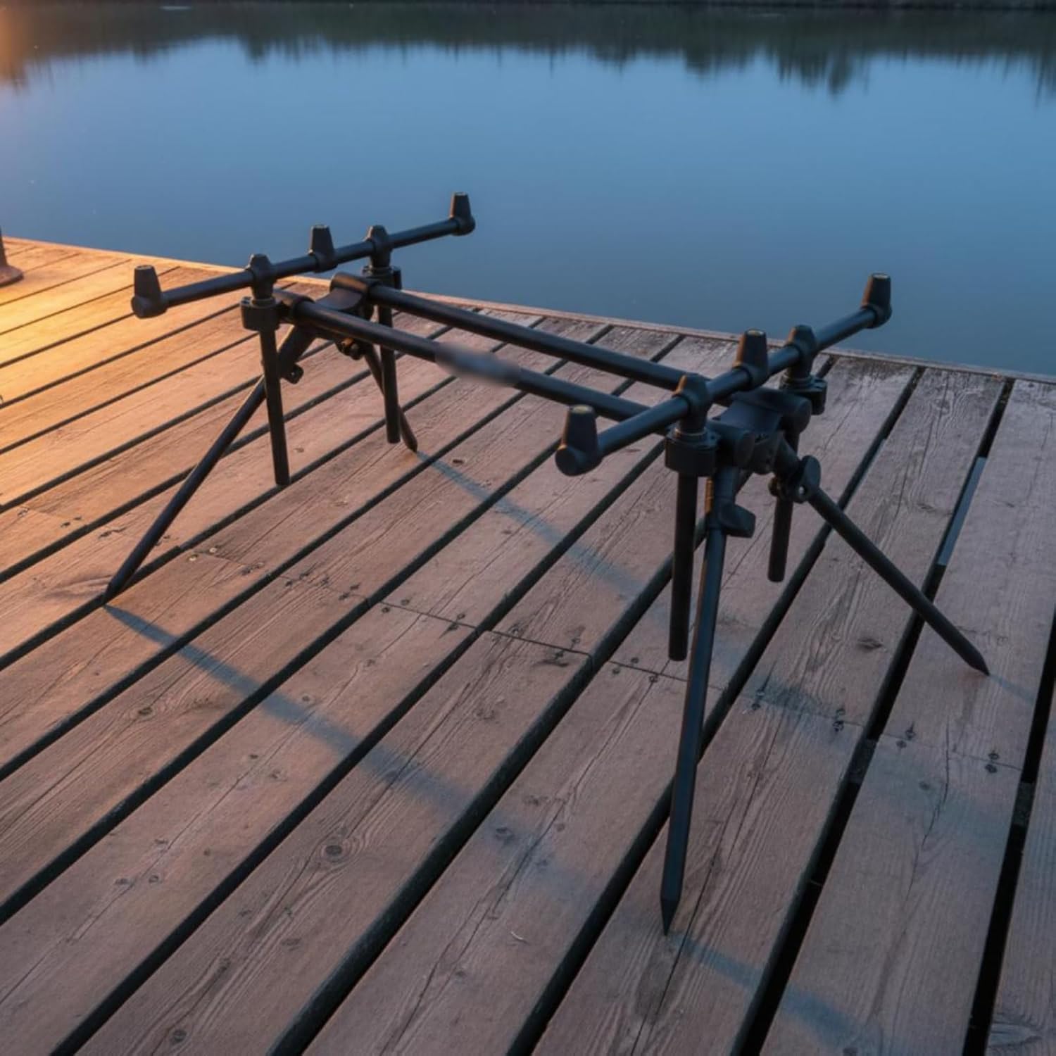 Gefertigt aus robuster Aluminiumlegierung; ausziehbares Rod-Pod mit 3 Auflagen, klappbare und verstellbare Beine, Stabiler Halt für Karpfen- und Brandungsangeln. | Aluminium-Rod-Pod für 3 Ruten, ausziehbares und verstellbares Stativ für Karpfen- und Brand