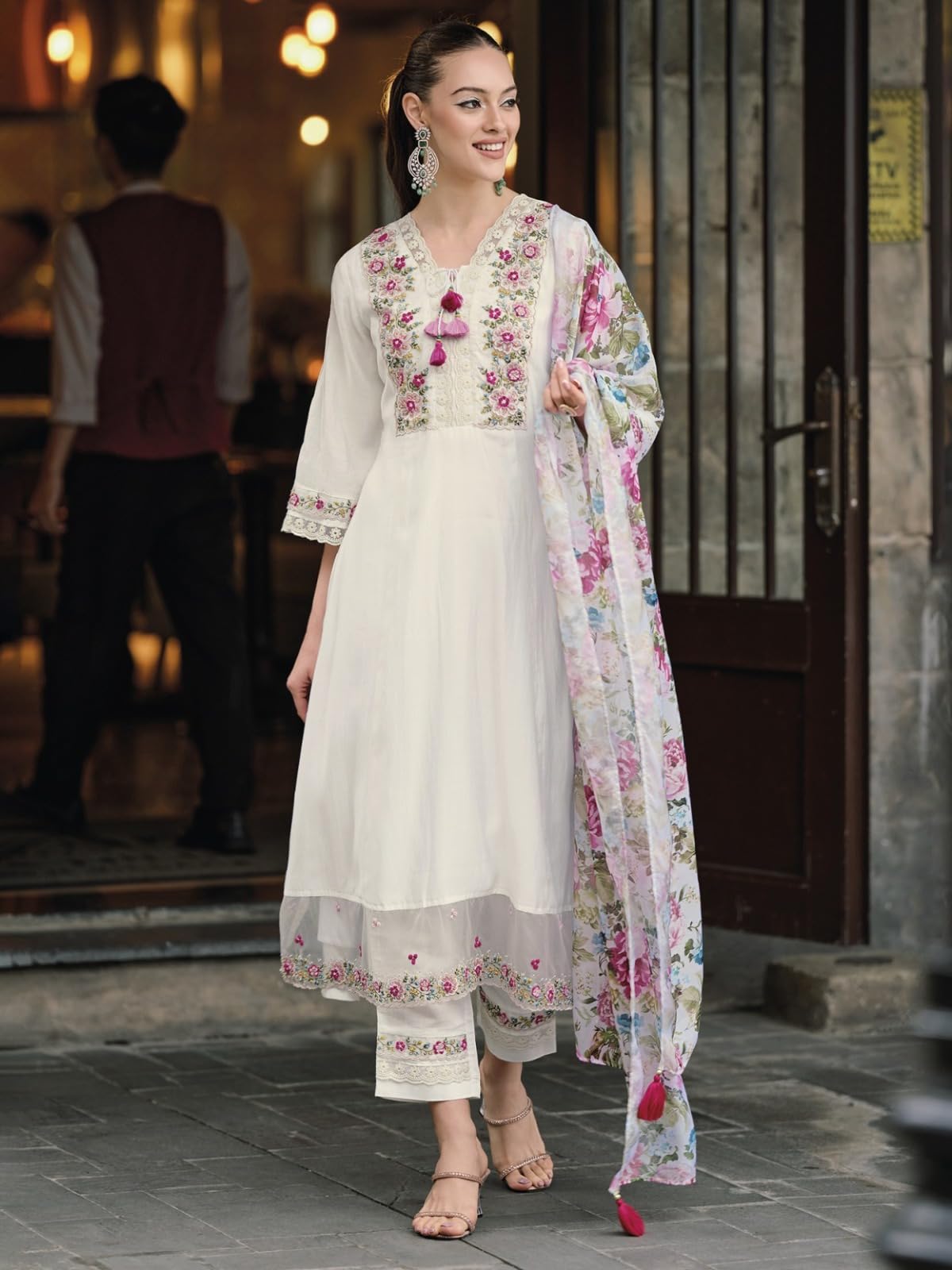 Kurti svasato da donna con ricamo Zari e Dupatta floreale - Set etnico da 3 pezzi