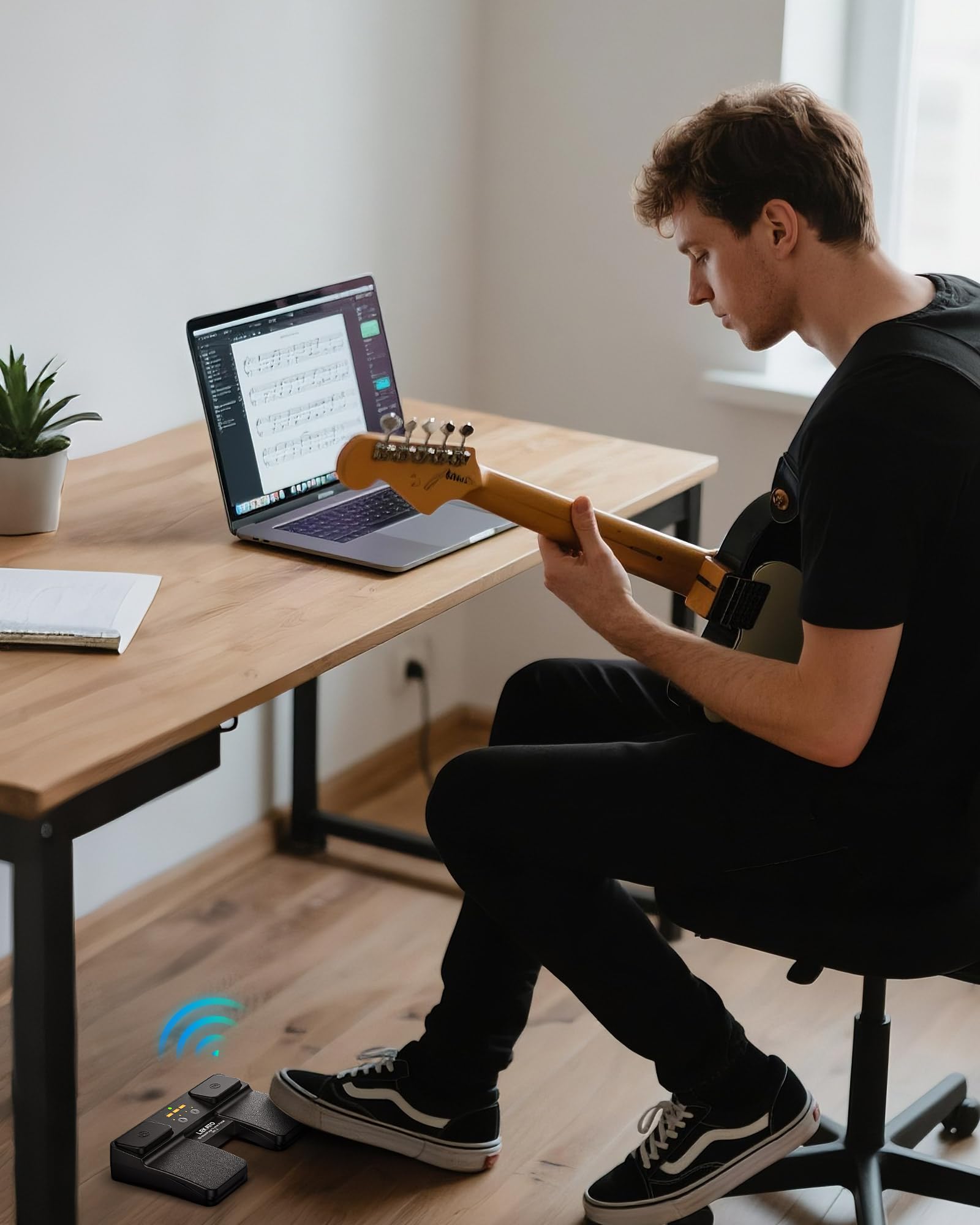 LEKATO Pedale Bluetooth Page Turner con controllo backing track e indicatore batteria, pedale wireless ricaricabile per spartiti, smartphone, tablet e lezioni musicali (WT-2)
