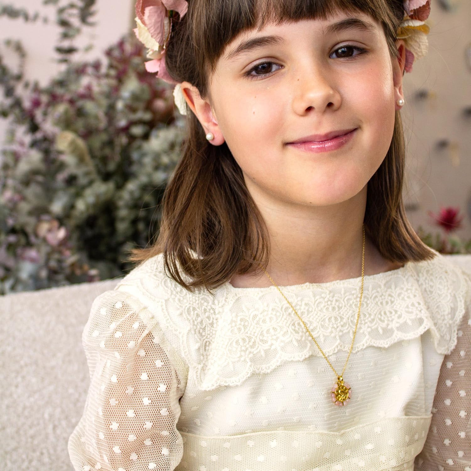 Collar medalla virgen niña bordeada de piedras naturales - Religioso