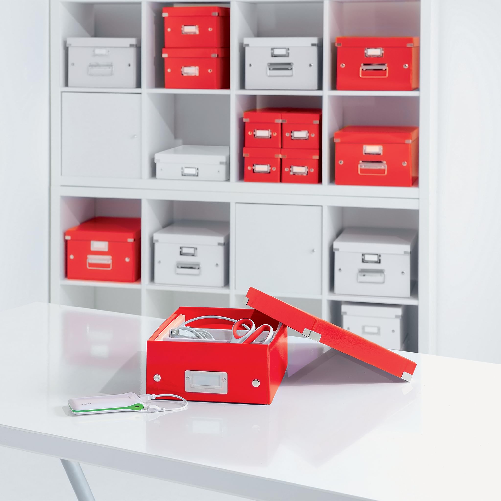 Leitz Click & Store Aufbewahrungsbox mit Deckel Mittel-Groß, Box mit Trennwänden für Zubehör im Büro oder Utensilien im Haushalt, Transportbox aus 85 % recycelter Premium-Hartpappe, Rot, 60580026