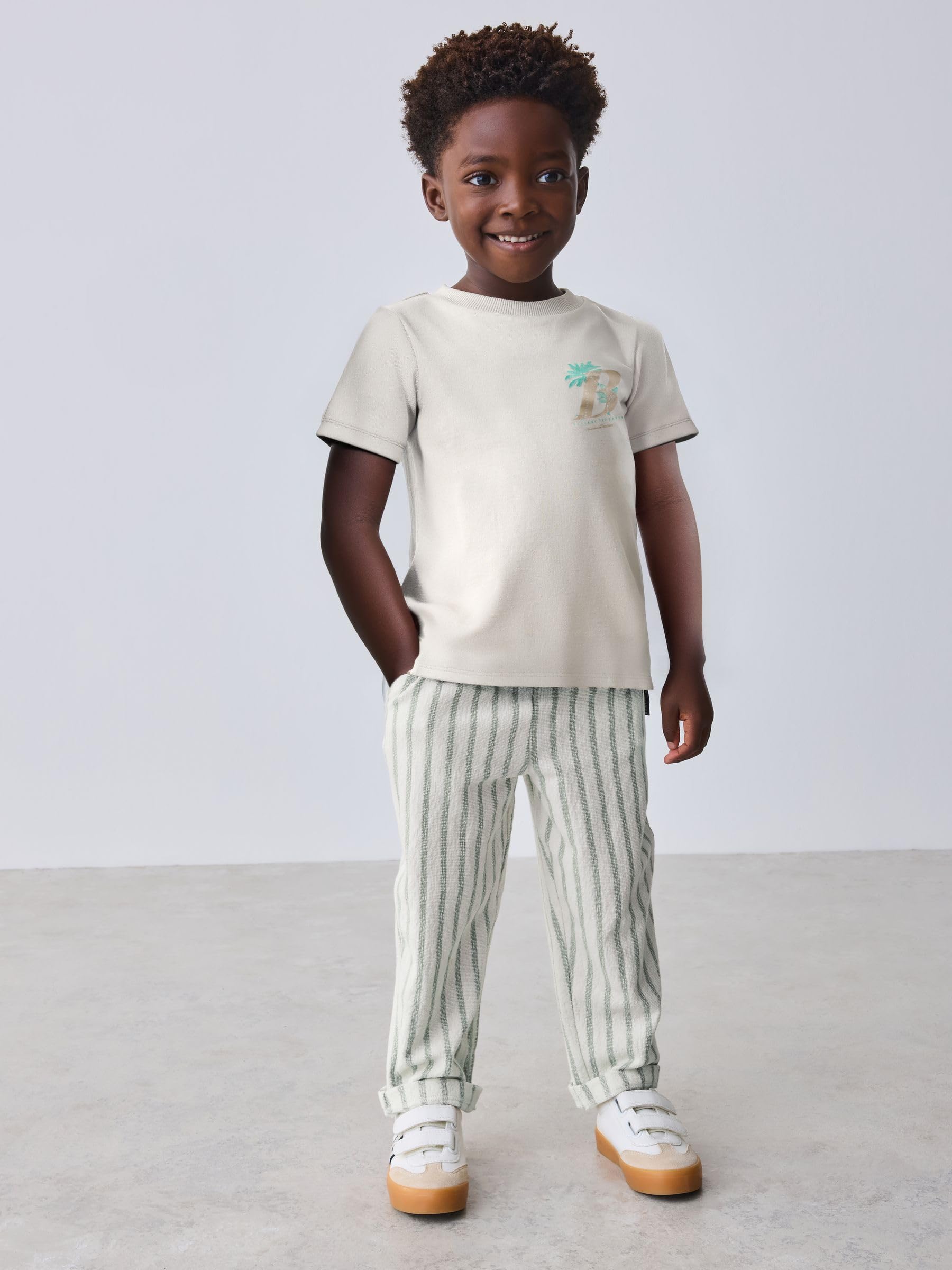 Baby Jungen Grafik-T-Shirt und gestreifte Hose im Set