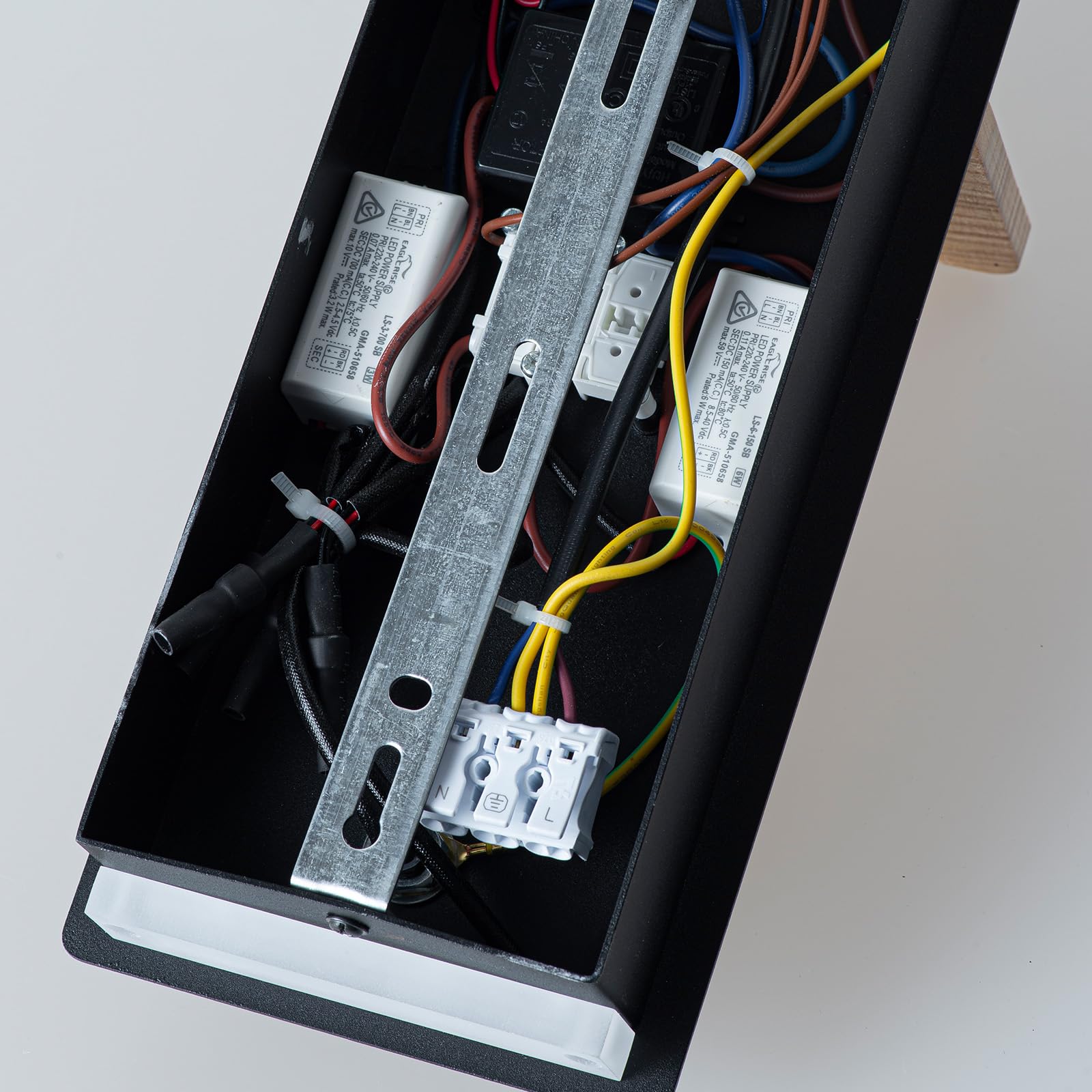 Alpinaluz Schwarze Wandleuchte mit schwenkbarem Leselicht, 3 W und Umgebungslicht, 6 W, 2800 K, USB-Ladeanschluss A+C, Schuko-Stecker und Holzregal für Schlafzimmer und Kopfteil