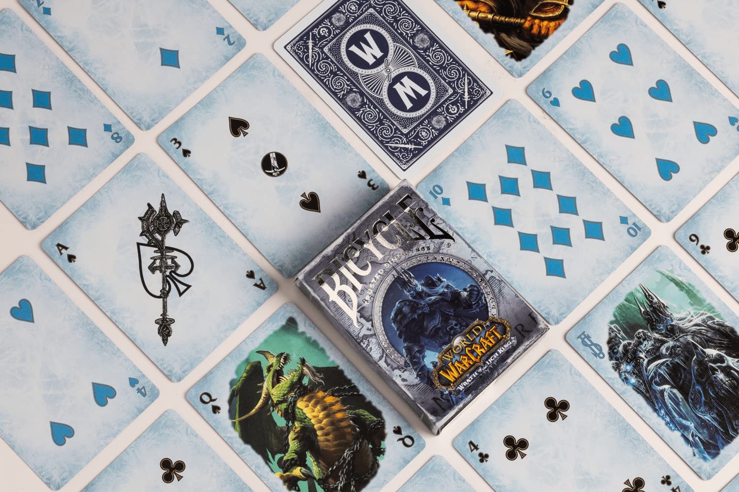 World of Warcraft - Carte da gioco a forma di bicicletta, con custodia da collezione in acrilico, collezione a 3 mazzi, classica, Lich King e Crusade, con espositore in acrilico a 3 piani