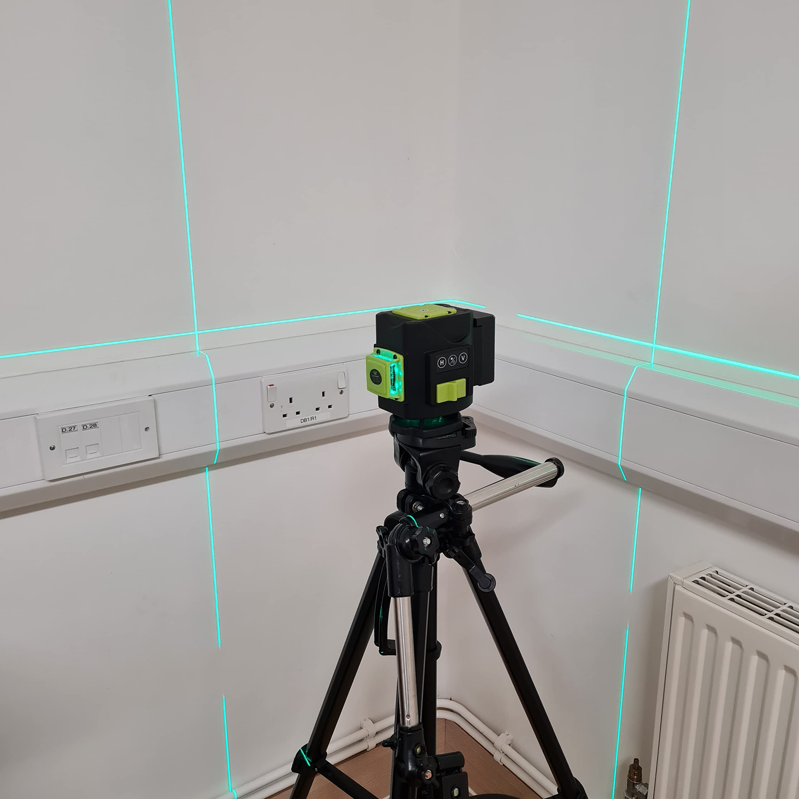 TOPWAY Niveau Laser 3D 12 Lignes, 3 x 360 Degrés Ligne Croix Verte Outil Laser Autonivelant pour Carrelage Sol, Réglage fin, pour Intérieur et Extérieur, 2 x Piles Incluses