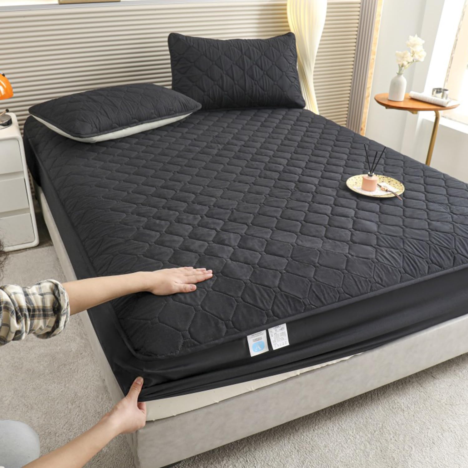 LDLCYCN ,black,180 * 200cm, Waterproof Mattress Protector Queen Size Mattress Cover with Elastic Band
