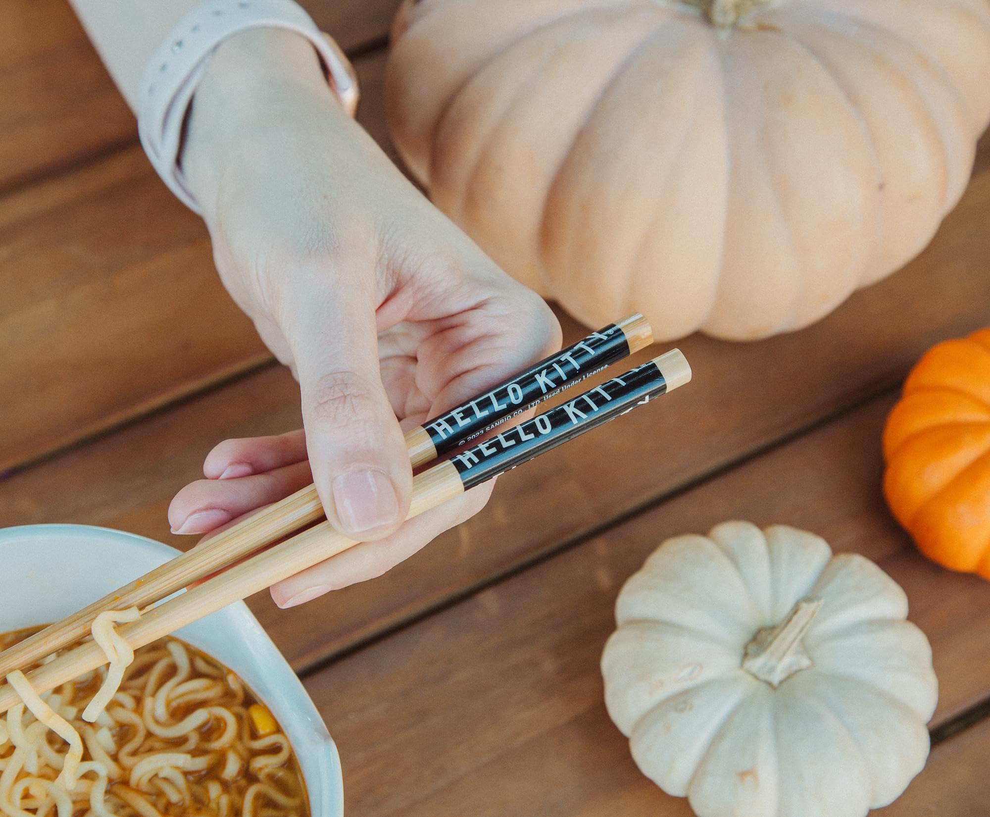 hello Sanrio Kitty Pumpkin Boo Service de table ramen en céramique | Comprend un bol à nouilles de 590 ml et des baguettes en bois