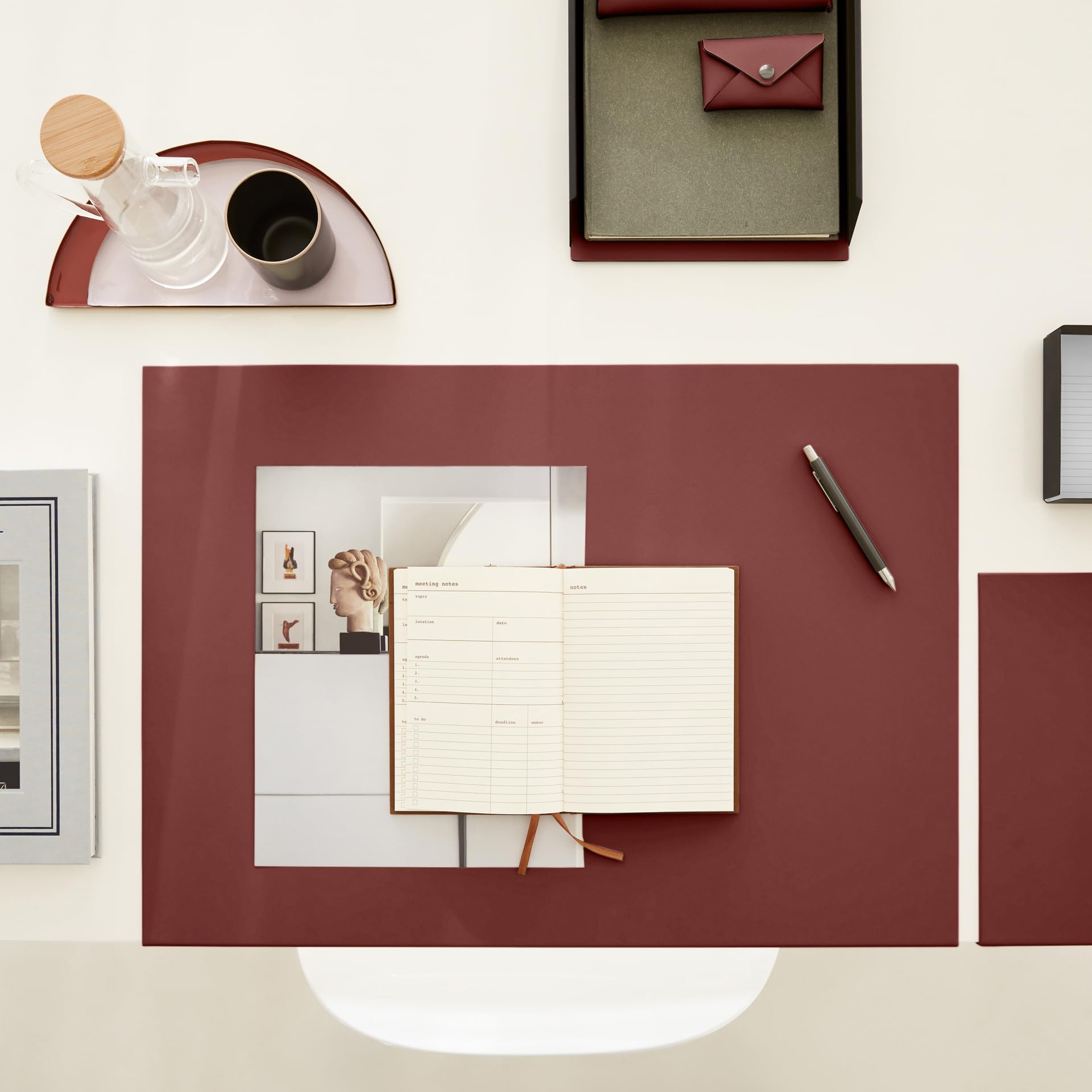Eglooh - Moire - Portapenne da Scrivania Ufficio in Acciaio Nero Opaco - Fondo Interno in Cuoio Rosso Bordeaux - Design Quadrato e Finiture Artigianali - cm 7,2 x 7,2 x H.10 - Made in Italy