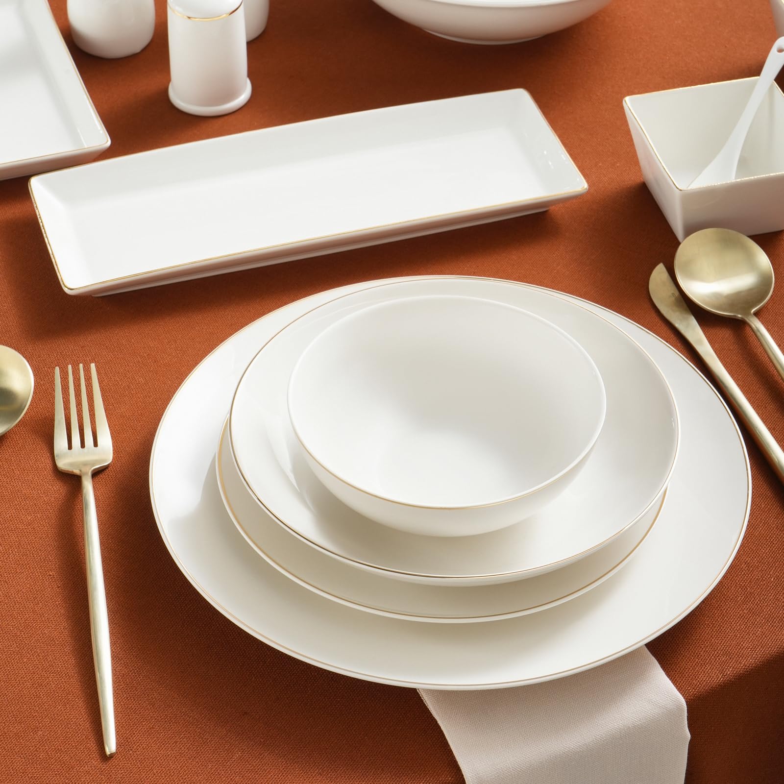 Karaca Bone China Donatella - Vajilla de 70 piezas para 12 personas, color dorado y blanco