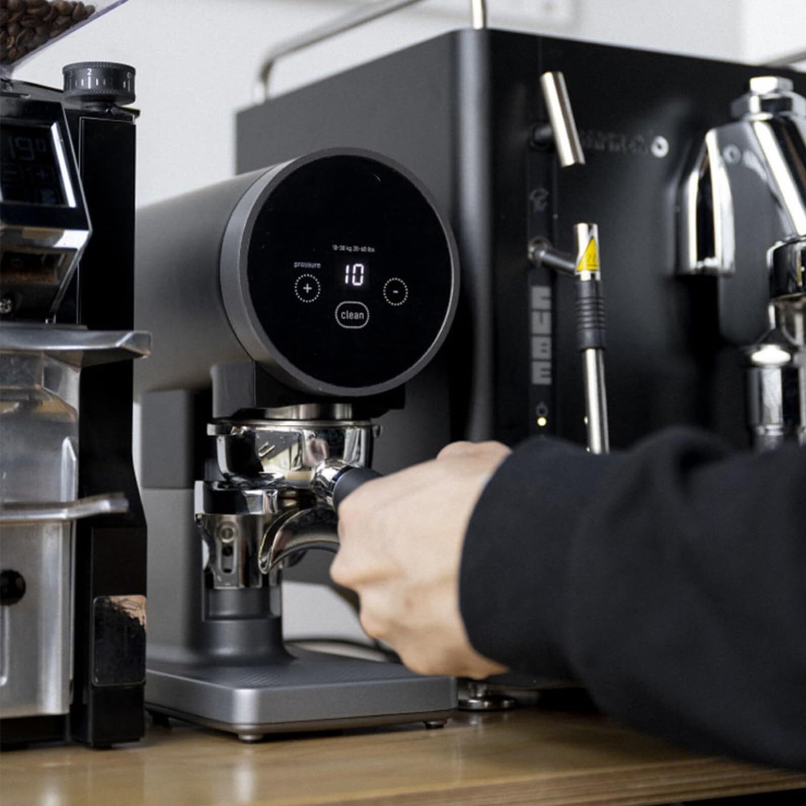 Elektroniczny ubijak do kawy, automatyczny ubijak do espresso 58 mm, regulowany uchwyt na kolbę filtra, regulowany nacisk 22-66 funtów (ok. 10,7-29 kg), elektryczna prasa kawy