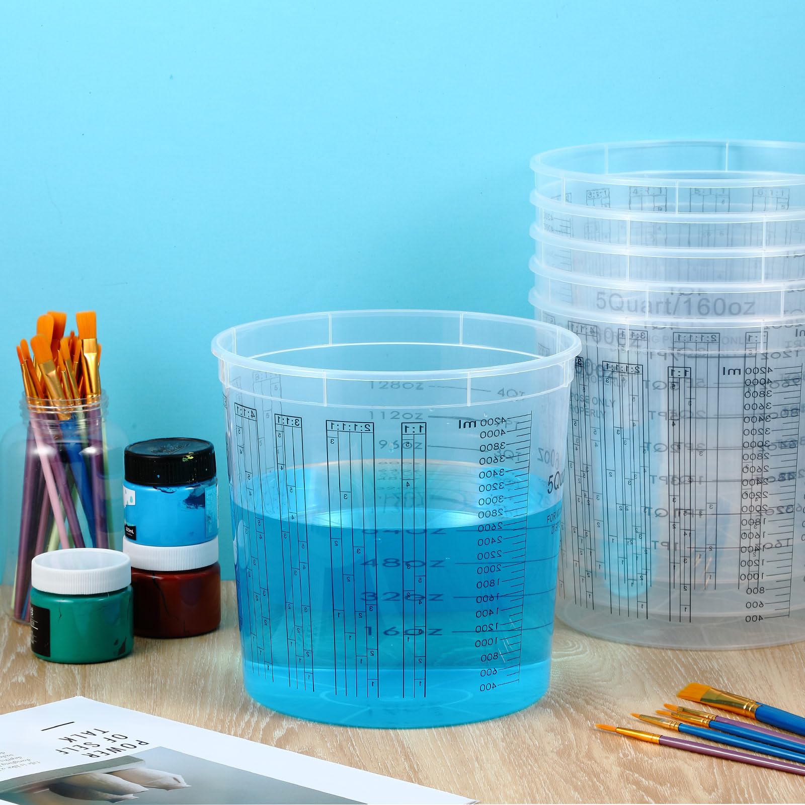 Mifoci 30 tazas graduadas de mezcla de pintura graduada de 167 onzas con tapas, cubo de mezcla de pintura transparente desechable de 5 cuartos de galón, tazas medidoras de plástico epoxi con