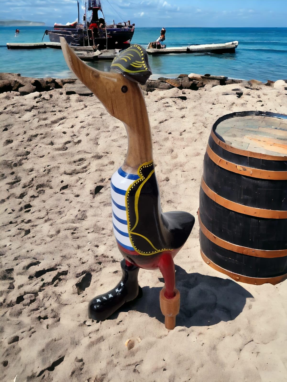 Kinaree Deko Ente Pirat aus Holz – handbemalte Maritime Holzfigur aus Suar & Bambus – Maritime Dekofigur im Piratenlook – Handarbeit – Geschenkidee für Abenteurer (Groß)