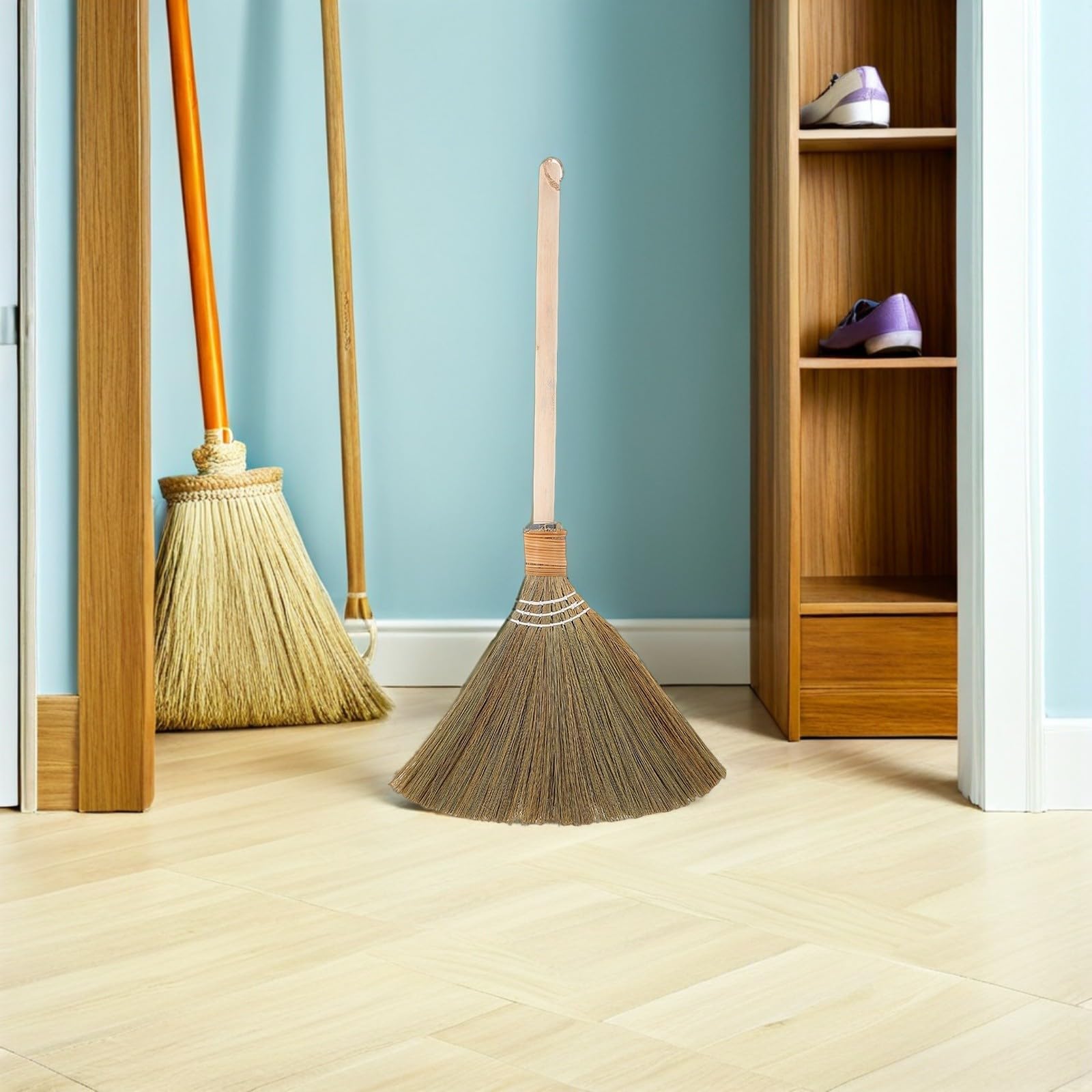 2 Pezzi Scopa Tradizionale Intrecciata a Mano Manico Staccabile | Colore Khaki, Legno, Miscanthus e Plastico, Adatta a Camere e Soggiorni, Leggera e Versatile