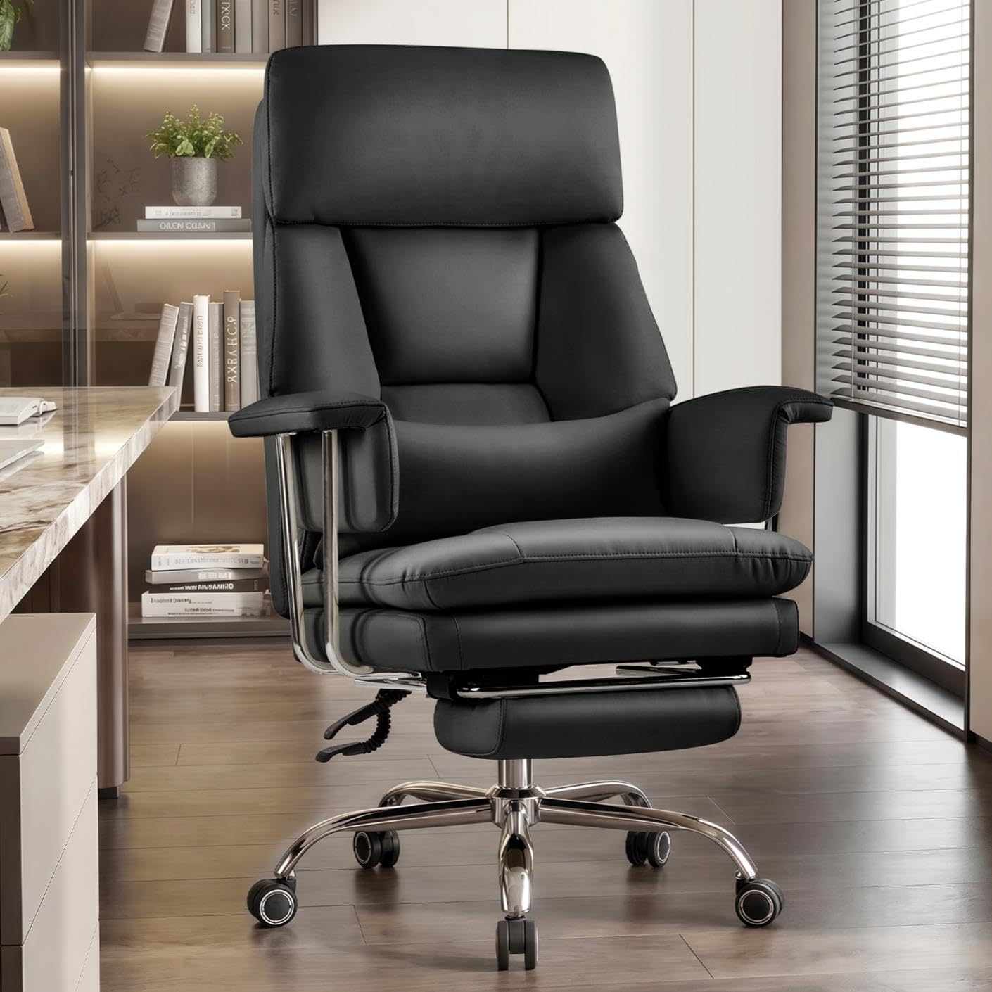 Sedia da Ufficio Direzionale con Poggiapiedi, Poltrona Ufficio Ergonomica Reclinabile in Pelle PU, Sedia da Computer con Cuscino Ispessito e Supporto Lombare 200kg, Nero