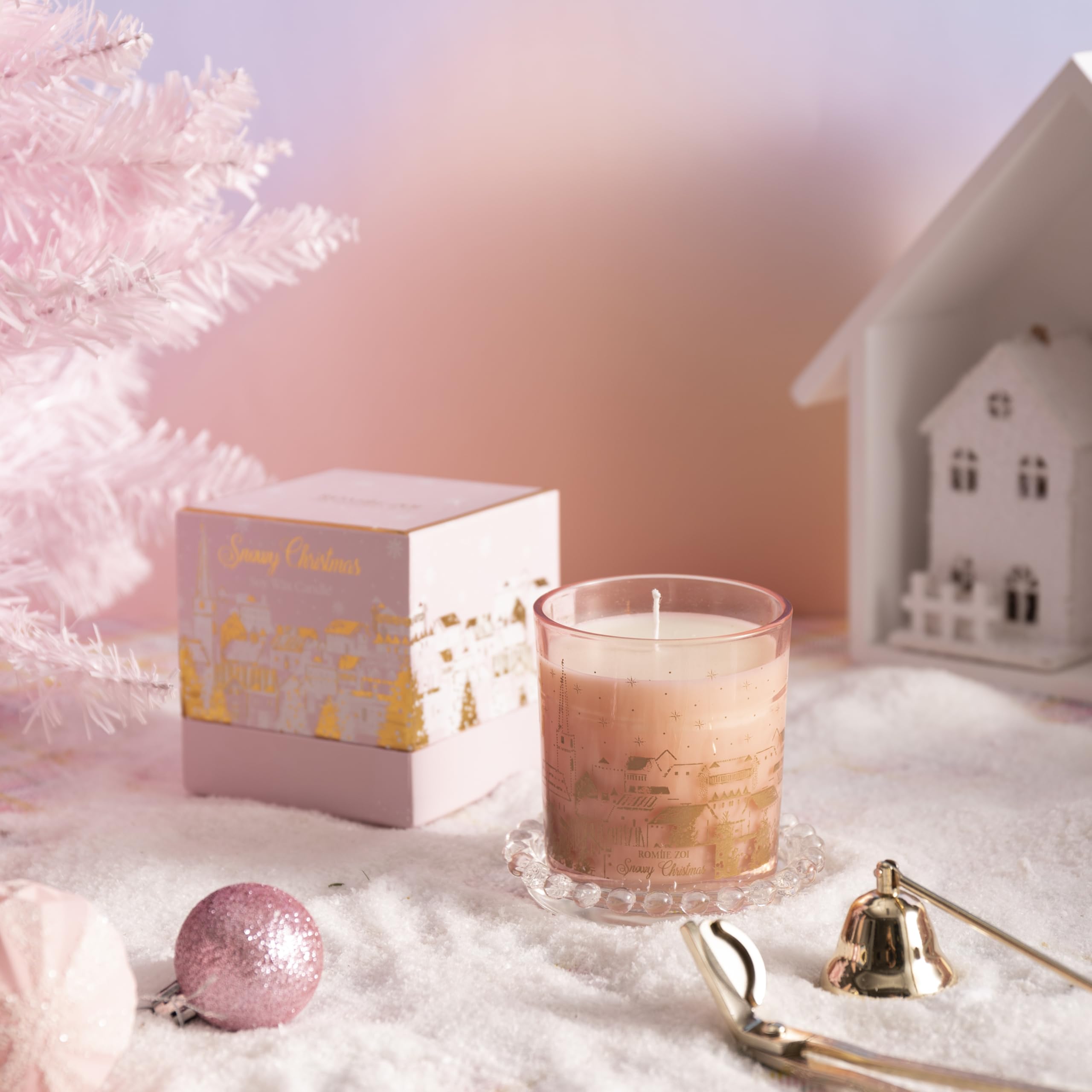 ROMIIE ZOI Vela perfumada de Navidad – Vela de cera de soja de 6 onzas, Navidad nevada, infundida con aroma navideño nevado, caja de regalo rosa y dorada empaquetada para regalo de Navidad