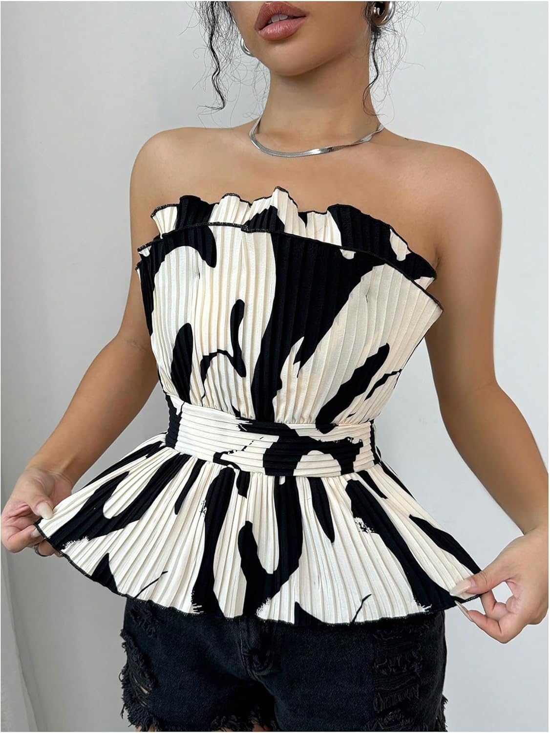 SweatyRocks Women's Ruffle Sleeveless Blouse Color Block Tube Tops Strapless Pleated Tops - Image 3