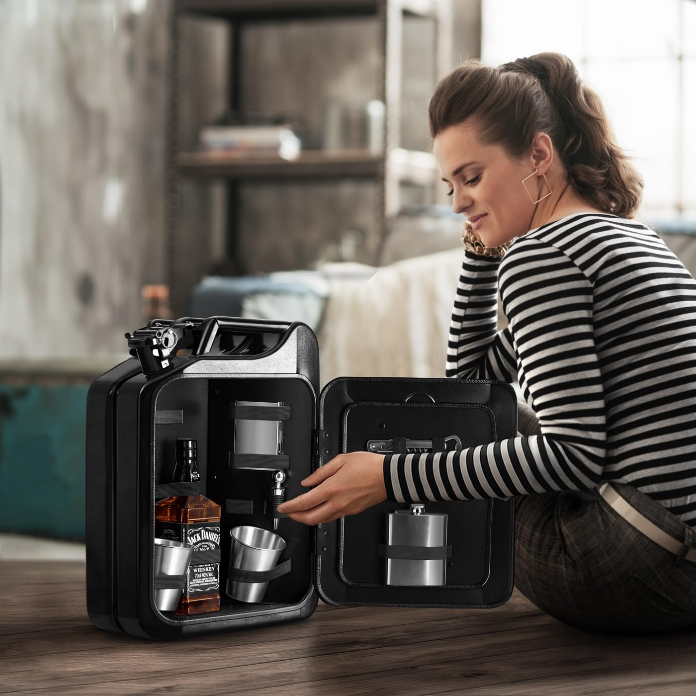 Maverton Tanica Mini Bar Nero 20L - Regalo Uomo Compleanno Personalizzato - Targhetta con Dedica Incisa - Mobile Bar con Accessori Regali Uomo - Dimensioni 36cmx47cmx18cm