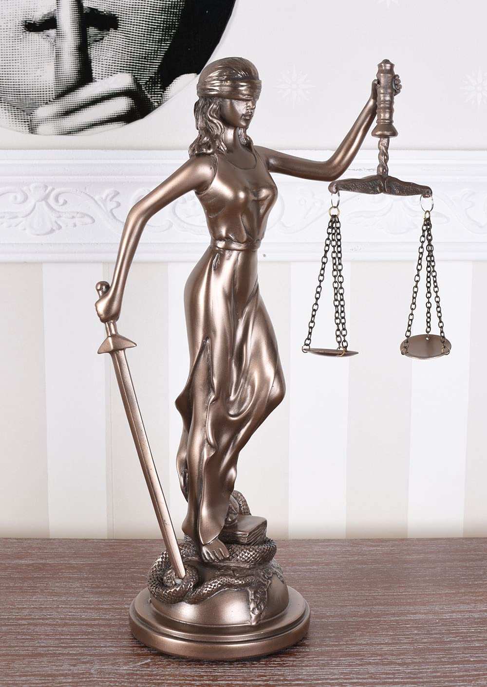 Römische Justitia Mit Waage Schwert Und Gesetzbuch Produktbild-Vorschau 3