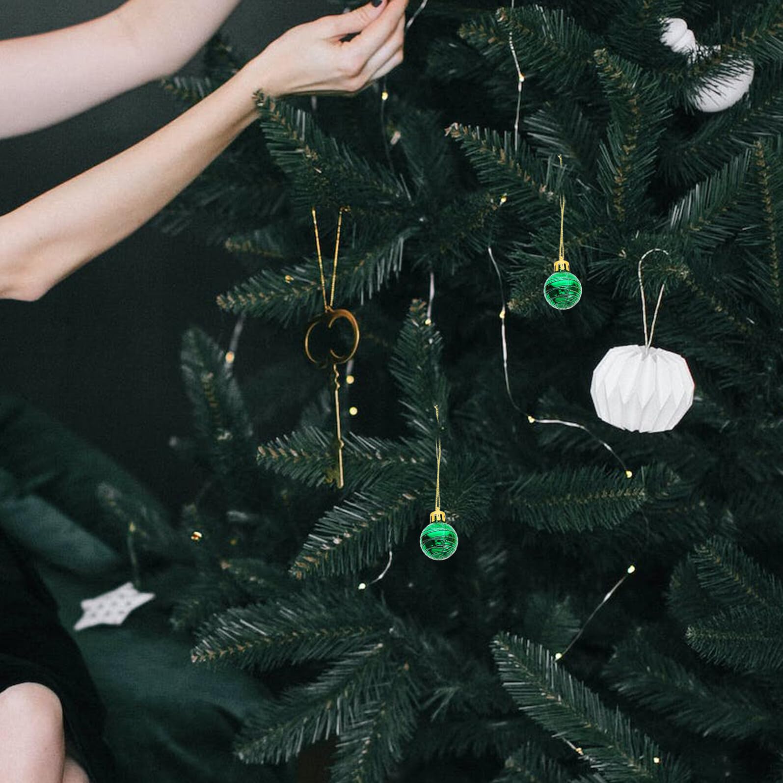 Baluue 12 Stück Weihnachtskugeln 3cm Christbaumschmuck aus Langlebigem Material Bunte Hängedeko für Weihnachtsbaum Party und Wohnraumdekoration