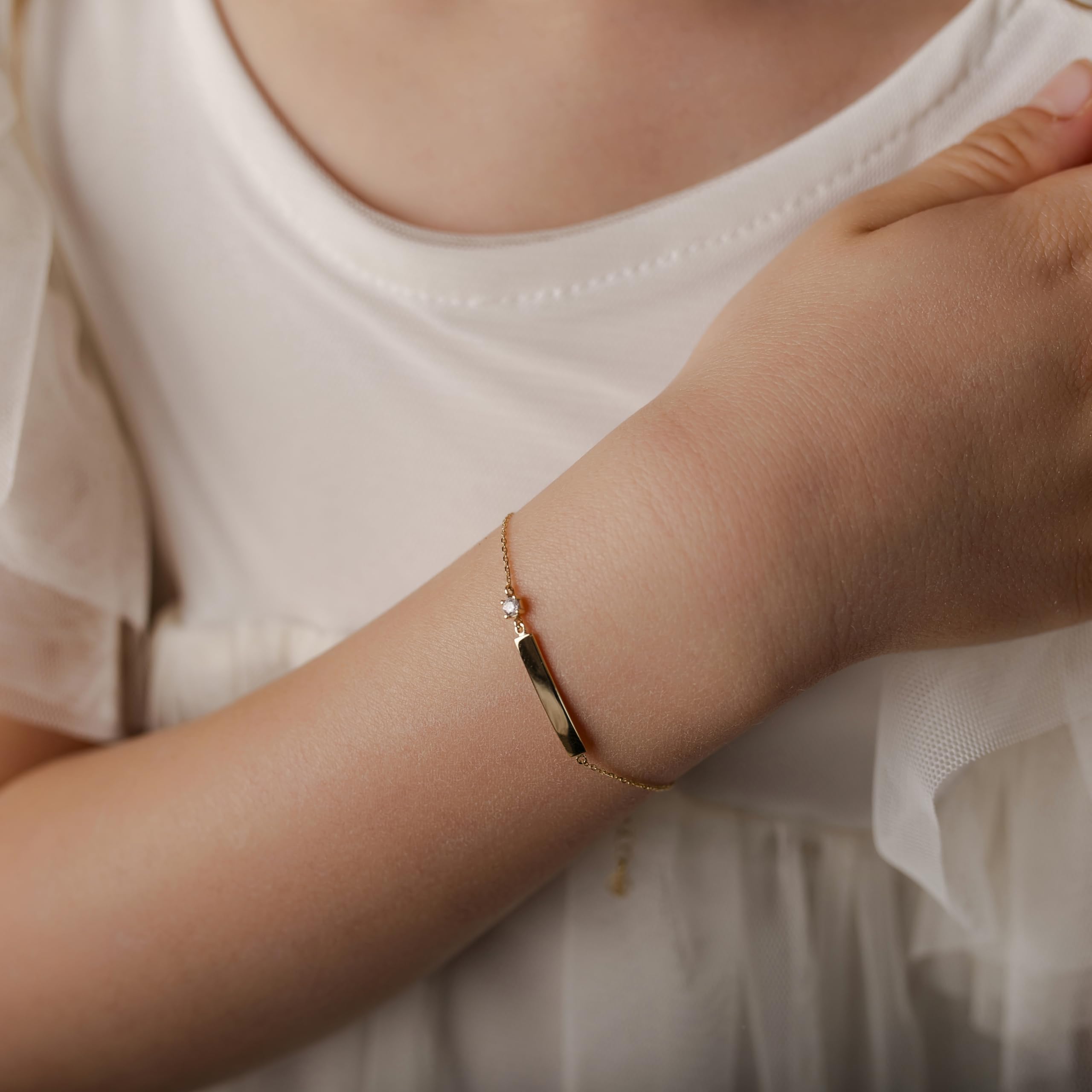Sakrami Bracciale Oro 9 KT per Bambini con Piastrina Incidibile e Punto Luce – Gioiello Personalizzabile, Idea Regalo Nascita, Battesimo,  Comunione, Cresima