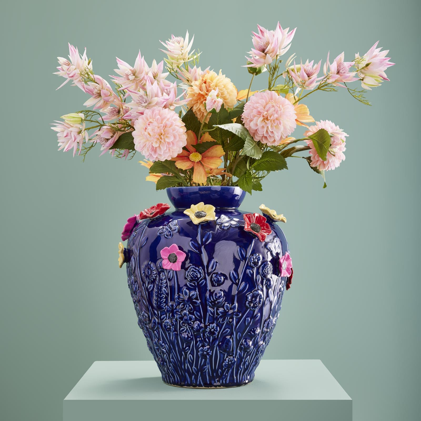 Design Vase Primavera Blau – Statement Deko mit Blumen, handbemalt, 37x35x35 cm (H/B/T)