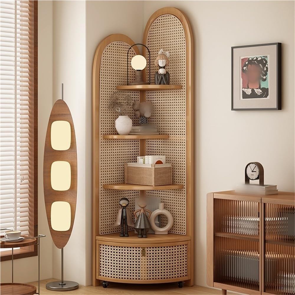 Organización elegante del hogar mediante estante esquinero de ratán y madera