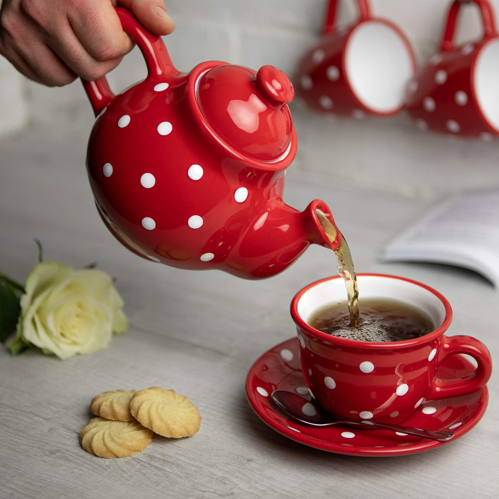 City to Cottage® Set da tè con Teiera, Bricco del Latte, Zuccheriera e 2 Tazze con Piattino | Fatto a Mano in Ceramica | Fantasia a Pois Rosso e Bianco