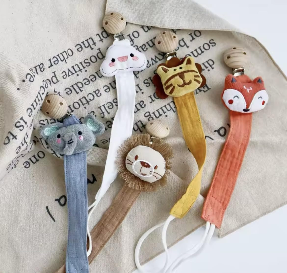 attache tétine personnalisé prénom fille garçon- en gaze de coton bio-attache en bois avec animaux - doudou éléphant nuage lion tigre écureuil