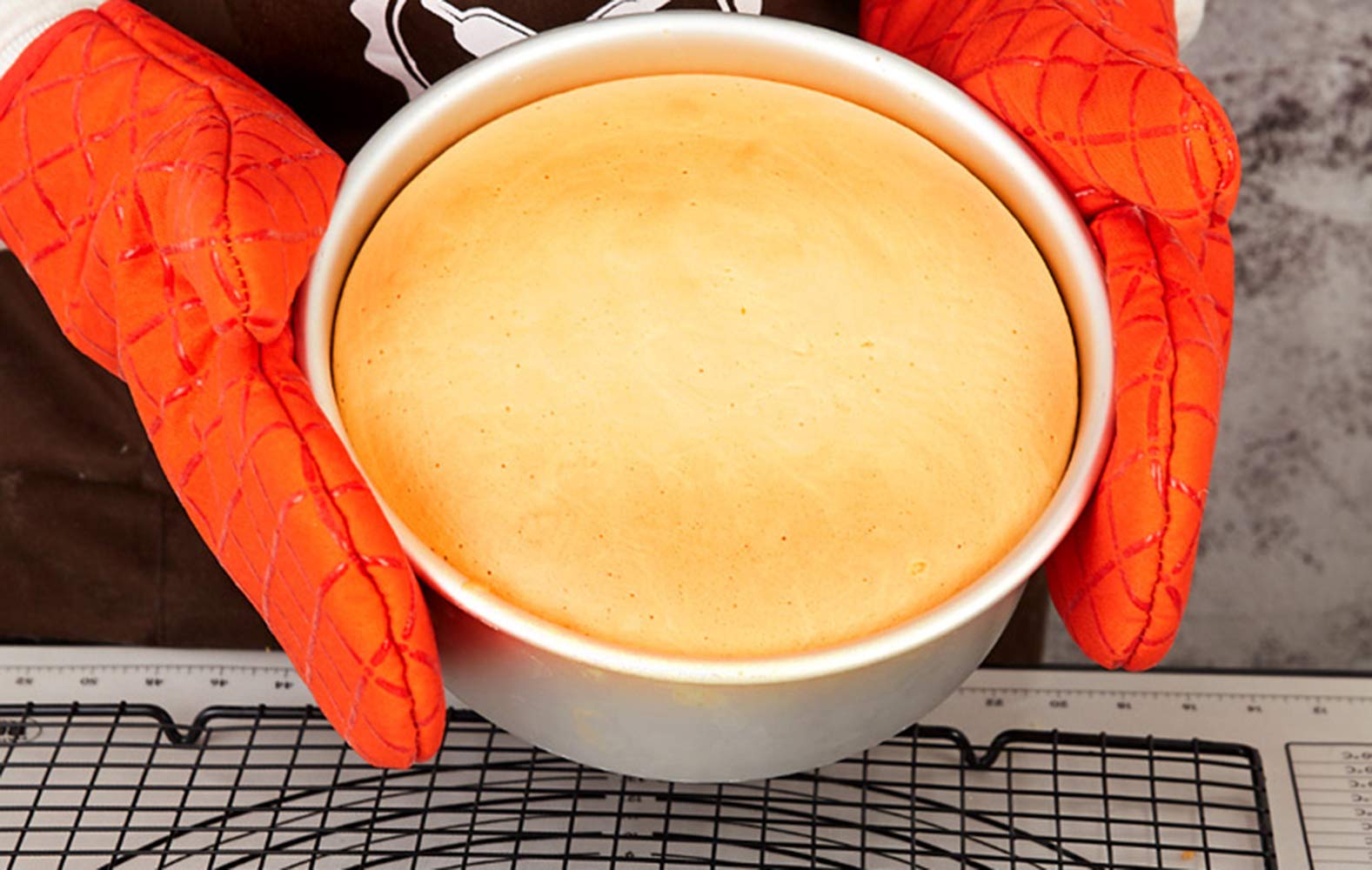 Tosnail 2 Pack 8-Inch Aluminum Round Cake Pan with Removable Bottom - Image 6