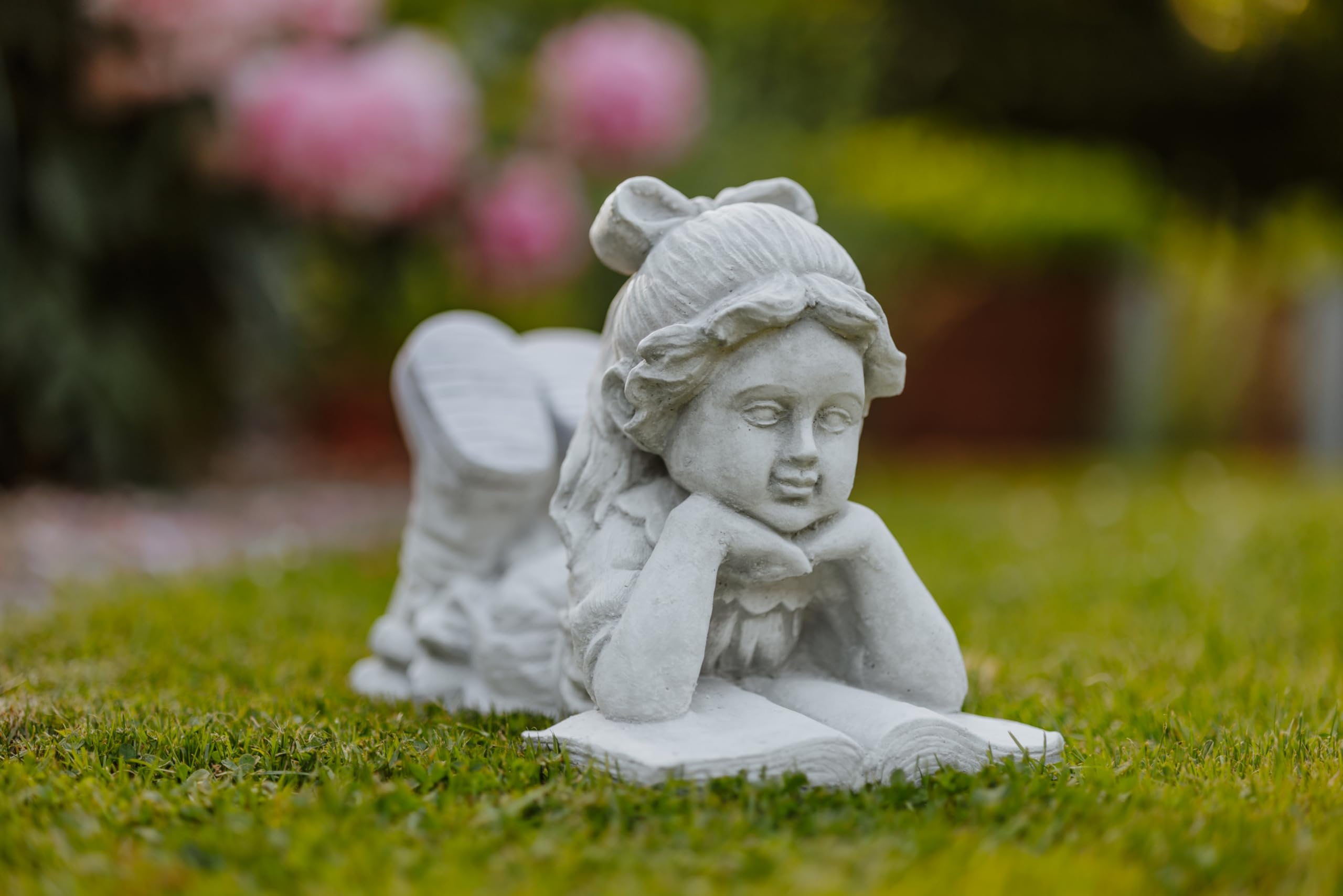 gartendekoparadies.de Ragazza sdraiata con libro, statuetta in pietra H. 22 cm, 8 kg, grigio, resistente al gelo in pietra grezzo per esterni