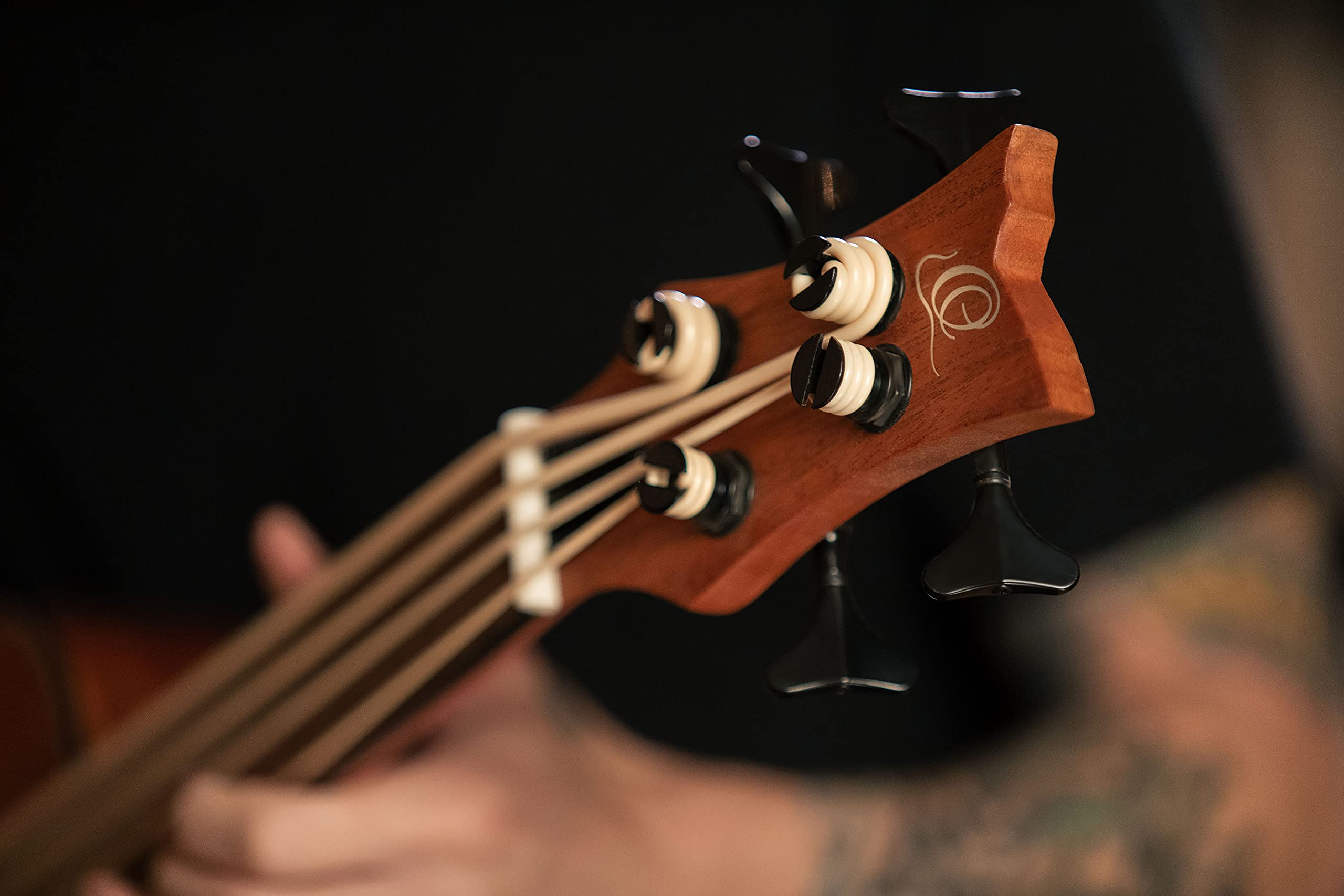 Ortega Guitars Bass Ukulele Elektro-Akustisch – ohne Bundstäbchen – Lizard Series – Inklusive Gig Bag – Mahagoni, Natur (LIZZY-BSFL-GB)